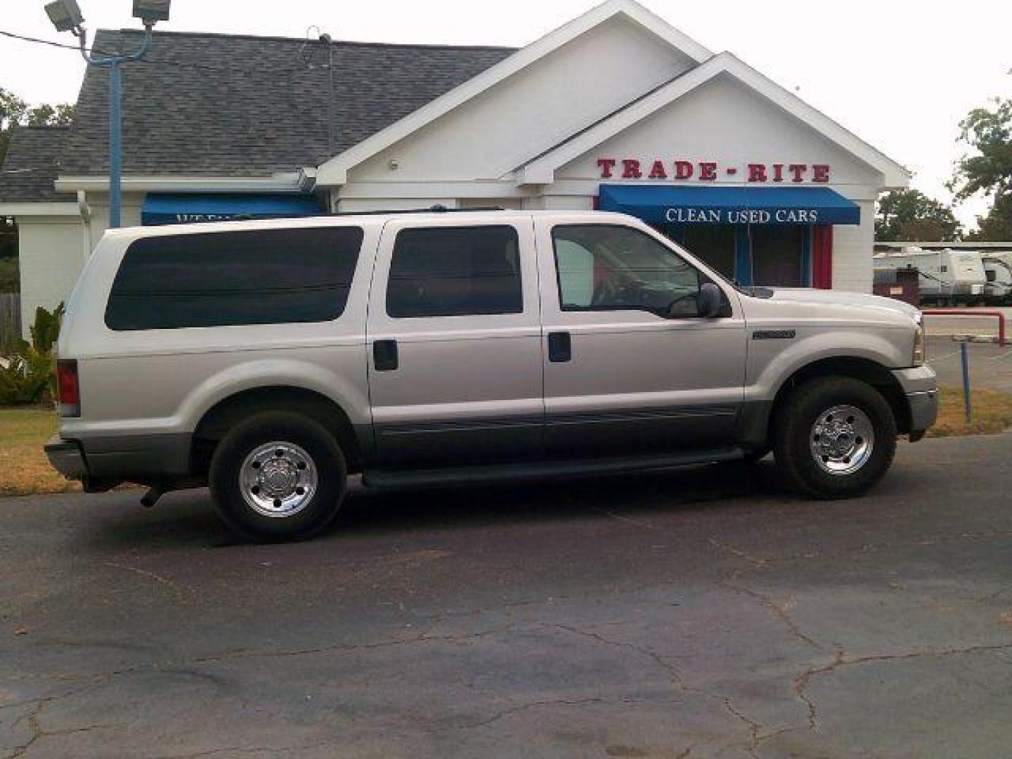 2005 Silver Birch Metalli /Medium Flint Grey Cl Ford Excursion XLT 5.4L 2WD (1FMNU40L45E) with an 5.4L V8 SOHC 16V engine, 4-Speed Automatic transmission, located at 116 N. Frazier Street, Conroe, TX, 77301, (936) 647-0690, 30.308662, -95.460480 - Photo#0