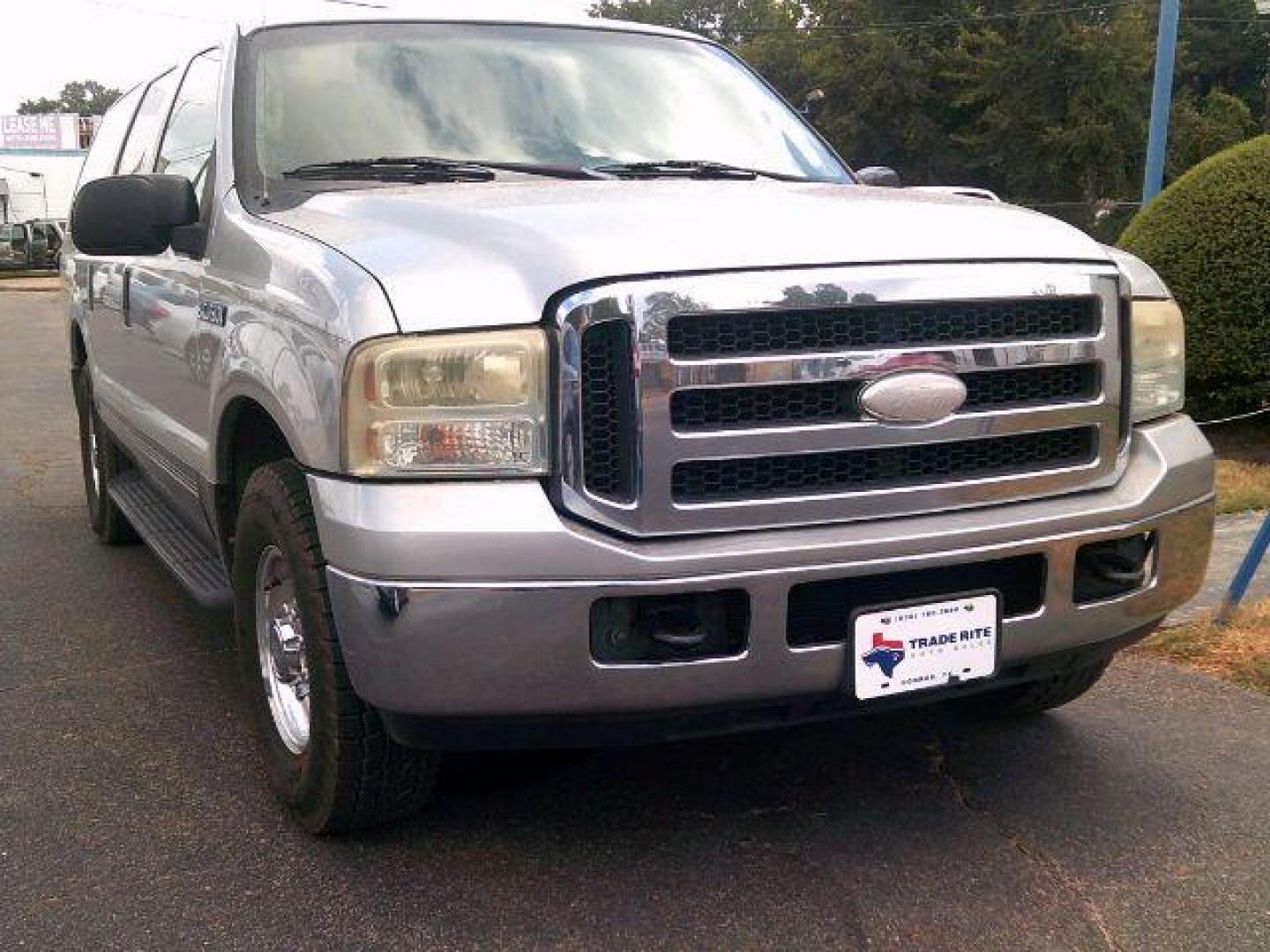 2005 Silver Birch Metalli /Medium Flint Grey Cl Ford Excursion XLT 5.4L 2WD (1FMNU40L45E) with an 5.4L V8 SOHC 16V engine, 4-Speed Automatic transmission, located at 116 N. Frazier Street, Conroe, TX, 77301, (936) 647-0690, 30.308662, -95.460480 - Photo#1