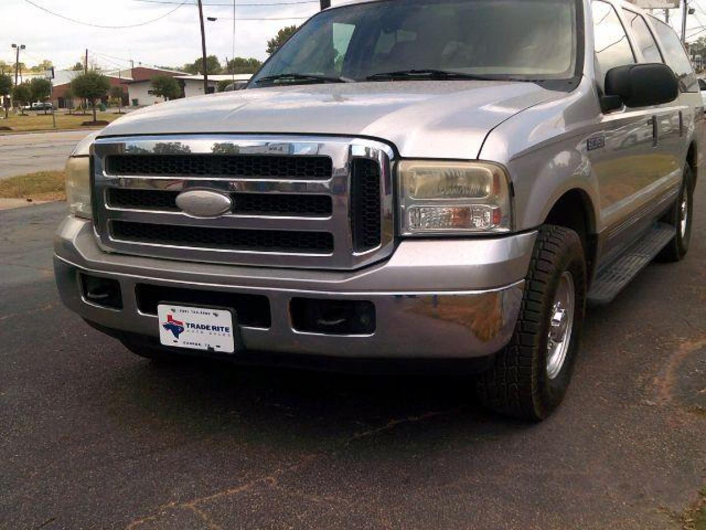 2005 Silver Birch Metalli /Medium Flint Grey Cl Ford Excursion XLT 5.4L 2WD (1FMNU40L45E) with an 5.4L V8 SOHC 16V engine, 4-Speed Automatic transmission, located at 116 N. Frazier Street, Conroe, TX, 77301, (936) 647-0690, 30.308662, -95.460480 - Photo#2