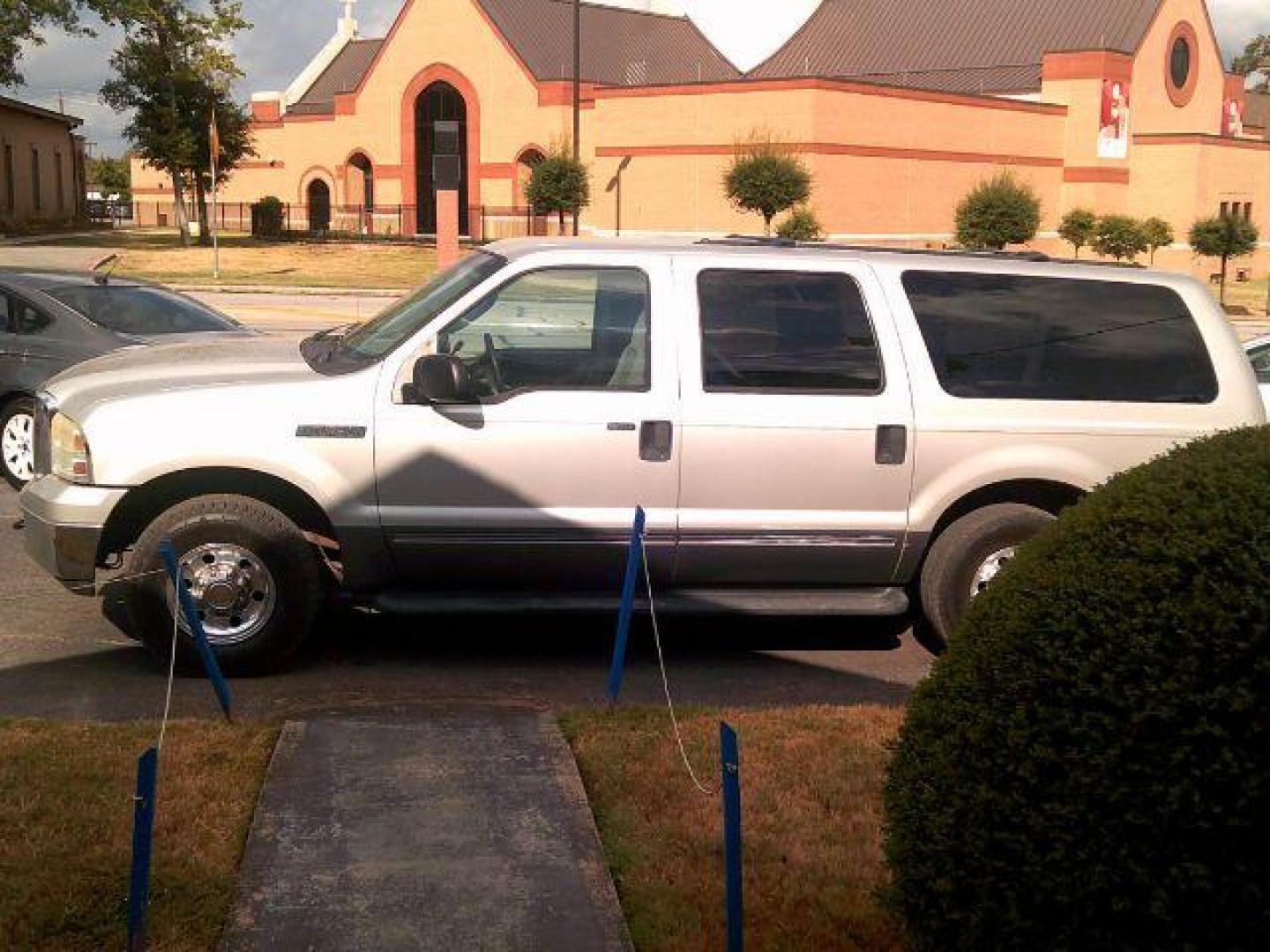 2005 Silver Birch Metalli /Medium Flint Grey Cl Ford Excursion XLT 5.4L 2WD (1FMNU40L45E) with an 5.4L V8 SOHC 16V engine, 4-Speed Automatic transmission, located at 116 N. Frazier Street, Conroe, TX, 77301, (936) 647-0690, 30.308662, -95.460480 - Photo#3