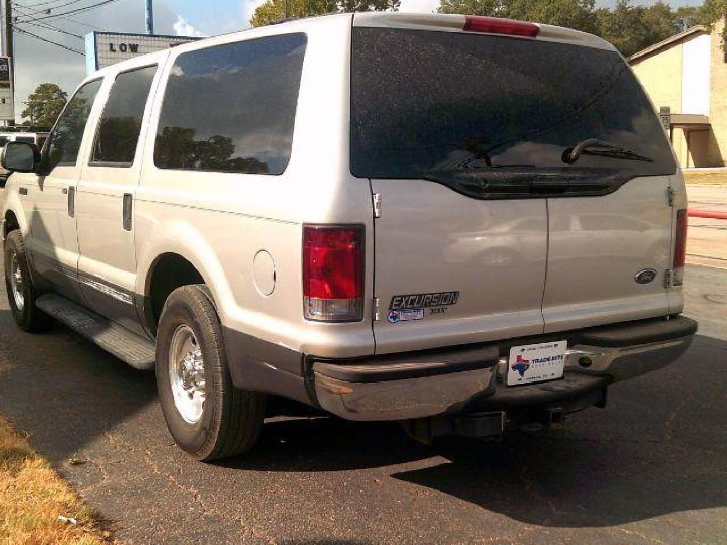 2005 Silver Birch Metalli /Medium Flint Grey Cl Ford Excursion XLT 5.4L 2WD (1FMNU40L45E) with an 5.4L V8 SOHC 16V engine, 4-Speed Automatic transmission, located at 116 N. Frazier Street, Conroe, TX, 77301, (936) 647-0690, 30.308662, -95.460480 - Photo#4