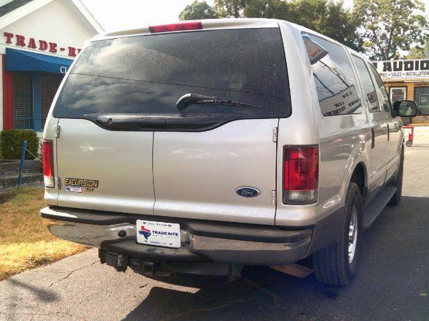 2005 Silver Birch Metalli /Medium Flint Grey Cl Ford Excursion XLT 5.4L 2WD (1FMNU40L45E) with an 5.4L V8 SOHC 16V engine, 4-Speed Automatic transmission, located at 116 N. Frazier Street, Conroe, TX, 77301, (936) 647-0690, 30.308662, -95.460480 - Photo#5