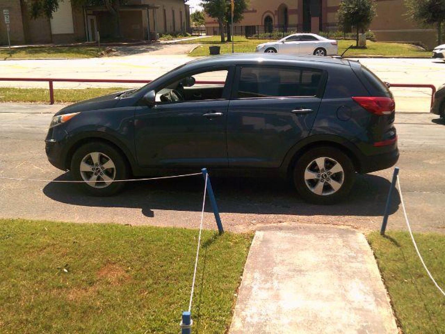 2014 Twilight Blue /Alpine Gray Kia Sportage LX FWD (KNDPB3AC3E7) with an 2.4L V6 DOHC 24V engine, 6-Speed Automatic transmission, located at 116 N. Frazier Street, Conroe, TX, 77301, (936) 647-0690, 30.308662, -95.460480 - Photo#3