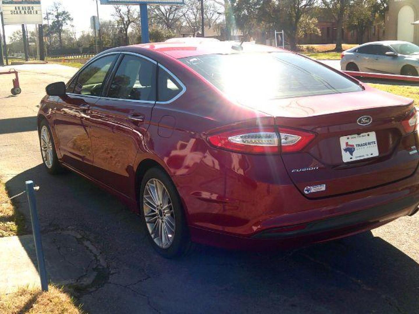 2016 Ruby Red Metallic Ti /Dune, leather Ford Fusion SE (3FA6P0HD8GR) with an 1.5L L4 DOHC 16V engine, 6-Speed Automatic transmission, located at 116 N. Frazier Street, Conroe, TX, 77301, (936) 647-0690, 30.308662, -95.460480 - Photo#4