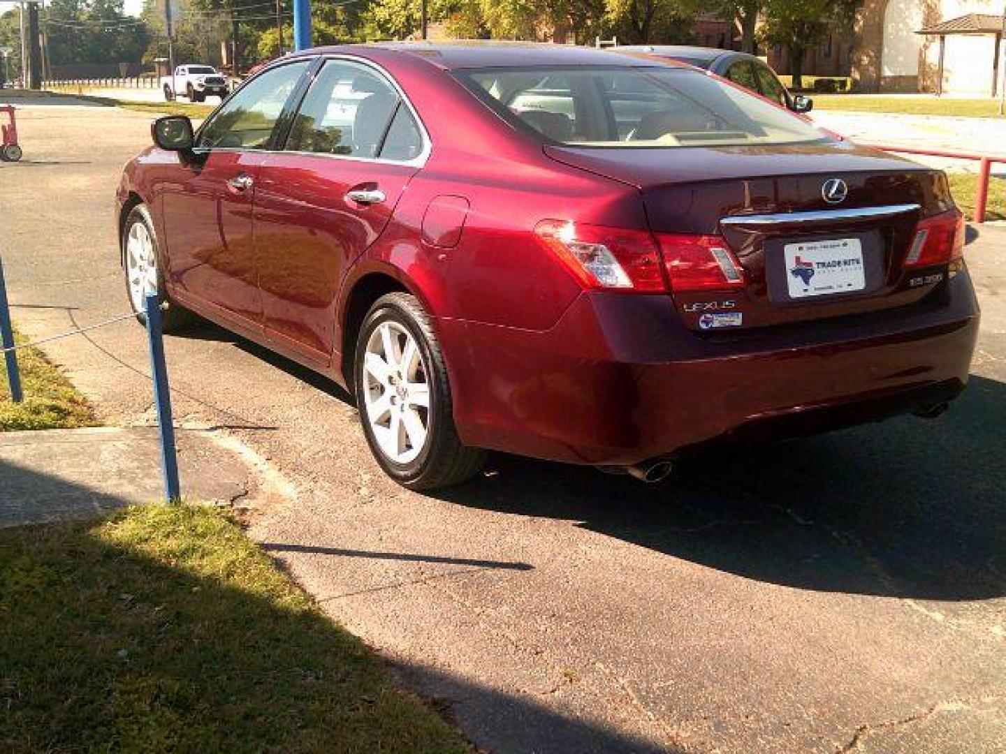 2007 Royal Ruby Metallic /Cashmere Leather Int Lexus ES 350 Sedan (JTHBJ46G672) with an 3.5L V6 DOHC 24V engine, 6-Speed Automatic transmission, located at 116 N. Frazier Street, Conroe, TX, 77301, (936) 647-0690, 30.308662, -95.460480 - Photo#4