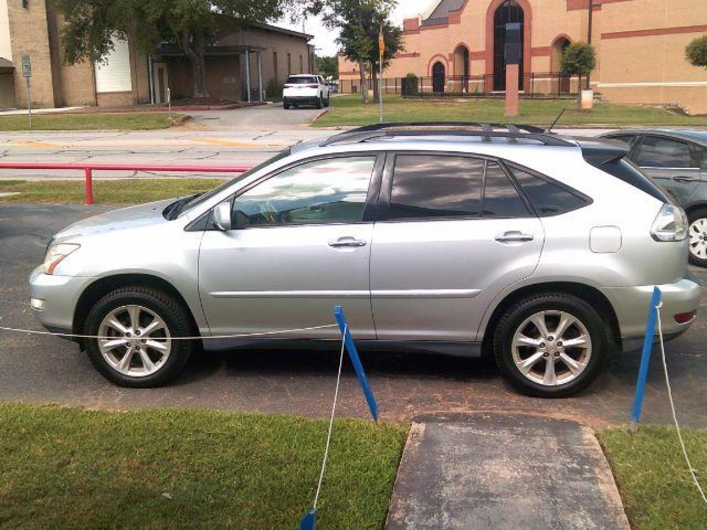 2009 Classic Silver Metal /Light Gray Leather I Lexus RX 350 FWD (2T2GK31U39C) with an 3.5L V6 DOHC 24V engine, 5-Speed Automatic transmission, located at 116 N. Frazier Street, Conroe, TX, 77301, (936) 647-0690, 30.308662, -95.460480 - Photo#3