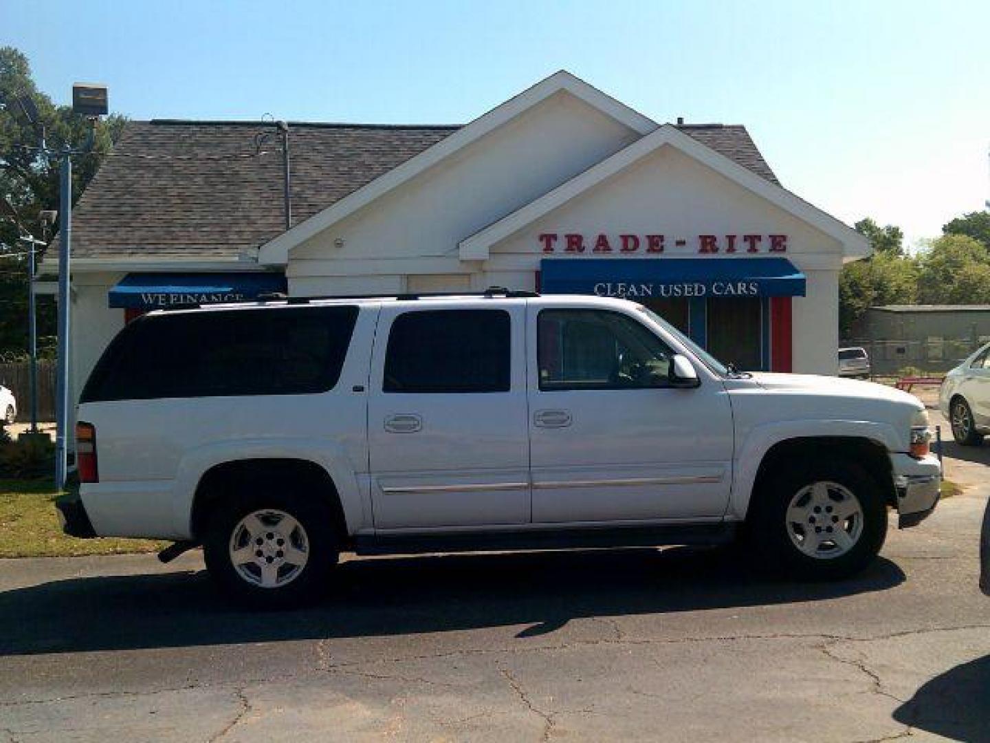 2005 Summit White Chevrolet Suburban 1500 2WD (3GNEC16Z35G) with an 5.3L V8 OHV 16V FFV engine, 4-Speed Automatic transmission, located at 116 N. Frazier Street, Conroe, TX, 77301, (936) 647-0690, 30.308662, -95.460480 - Photo#0