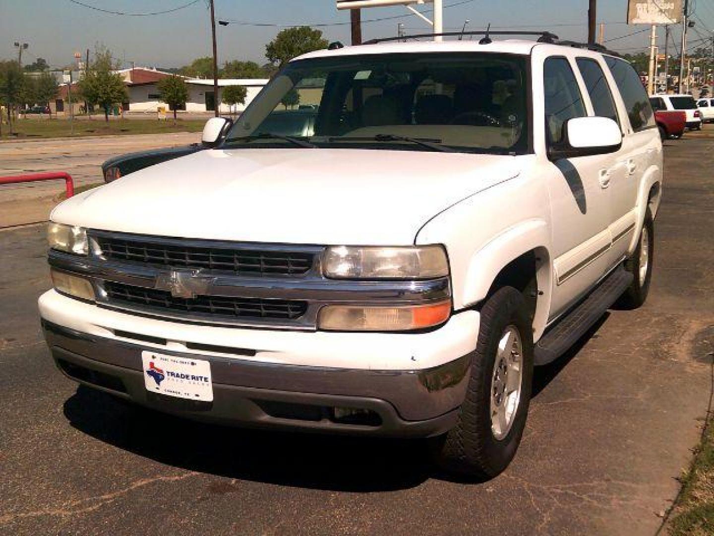 2005 Summit White Chevrolet Suburban 1500 2WD (3GNEC16Z35G) with an 5.3L V8 OHV 16V FFV engine, 4-Speed Automatic transmission, located at 116 N. Frazier Street, Conroe, TX, 77301, (936) 647-0690, 30.308662, -95.460480 - Photo#2