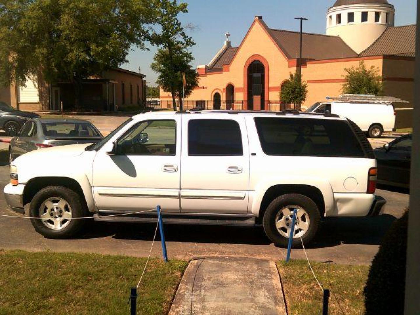 2005 Summit White Chevrolet Suburban 1500 2WD (3GNEC16Z35G) with an 5.3L V8 OHV 16V FFV engine, 4-Speed Automatic transmission, located at 116 N. Frazier Street, Conroe, TX, 77301, (936) 647-0690, 30.308662, -95.460480 - Photo#3