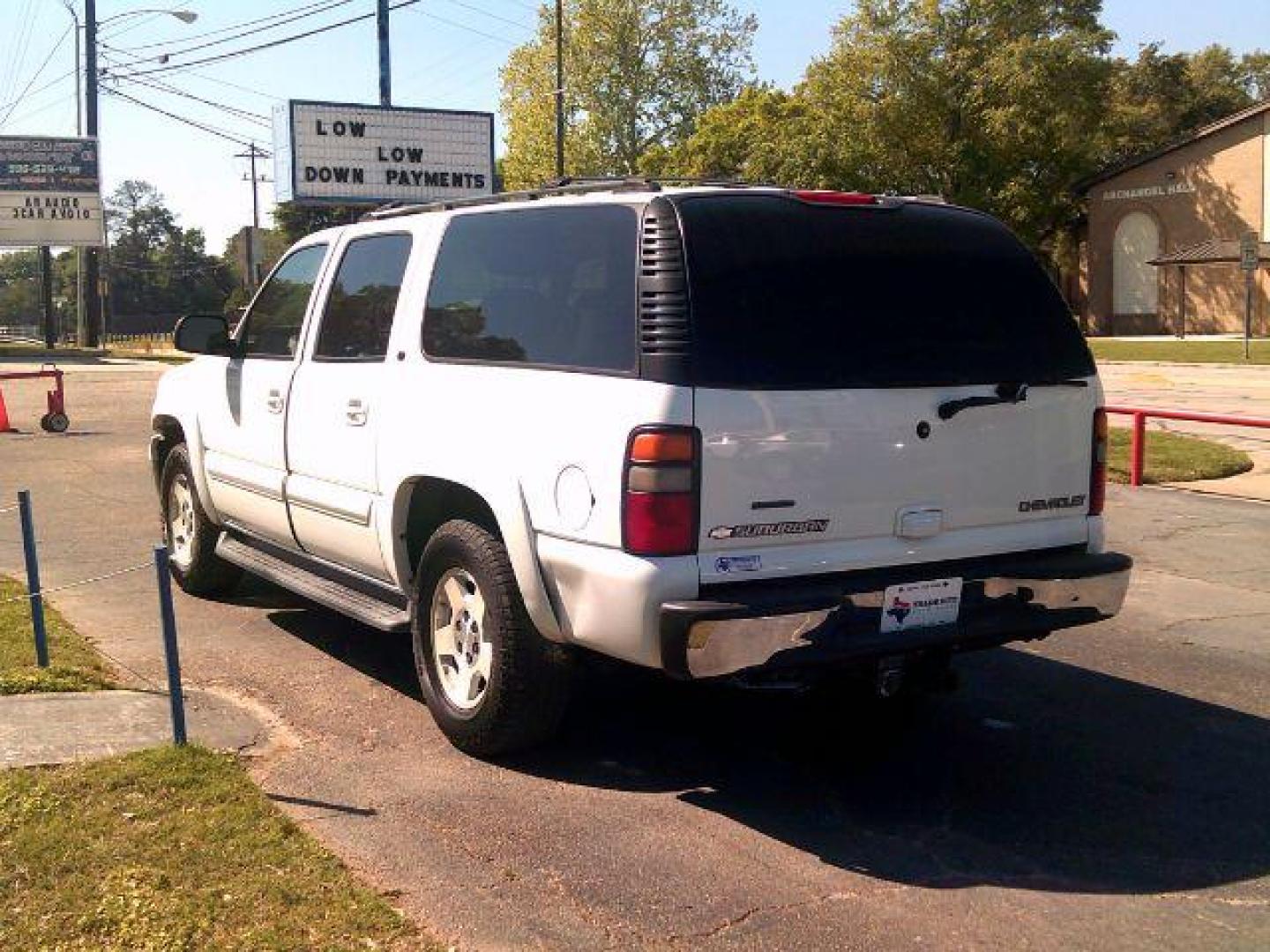 2005 Summit White Chevrolet Suburban 1500 2WD (3GNEC16Z35G) with an 5.3L V8 OHV 16V FFV engine, 4-Speed Automatic transmission, located at 116 N. Frazier Street, Conroe, TX, 77301, (936) 647-0690, 30.308662, -95.460480 - Photo#4