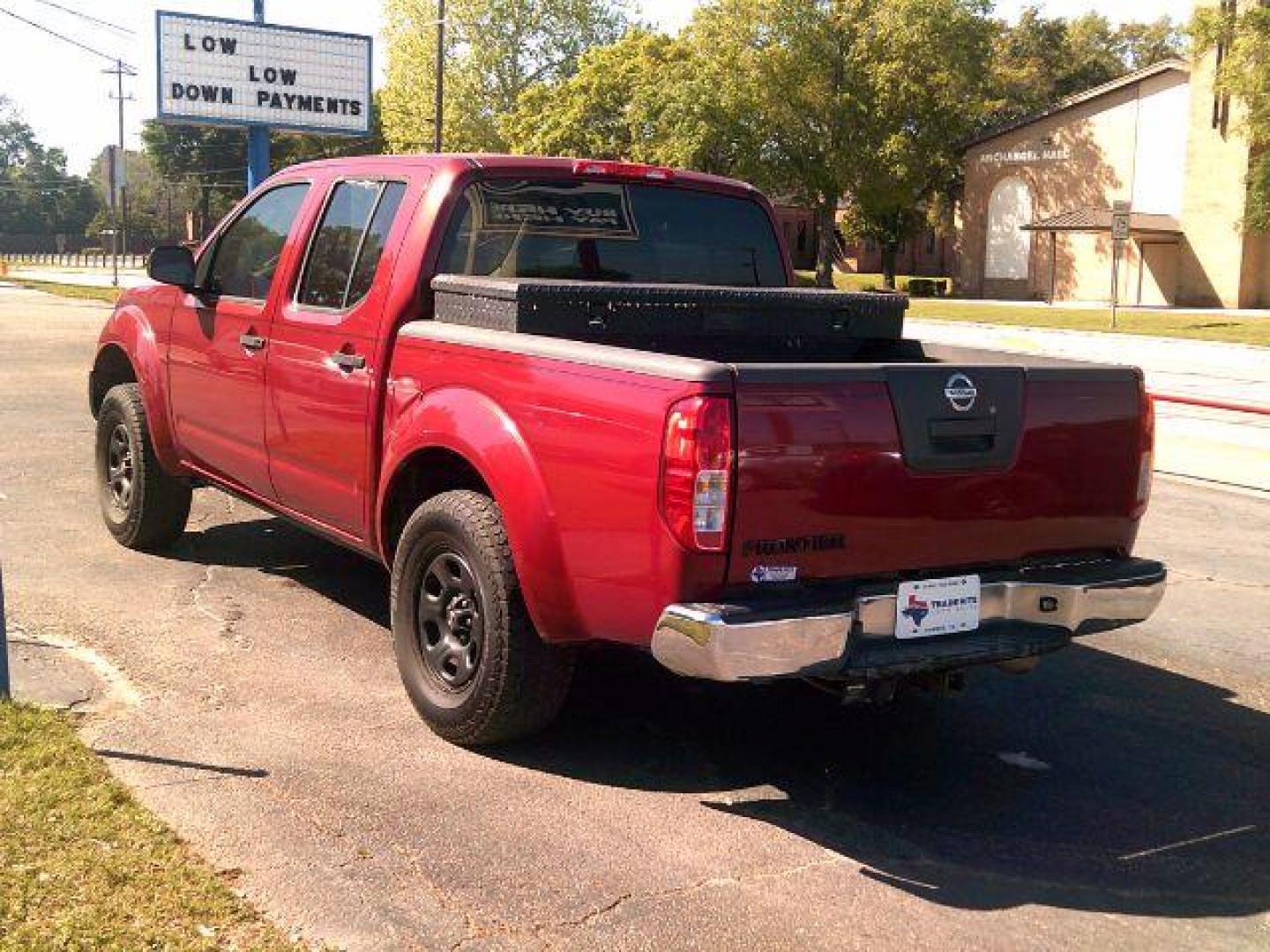 2008 Red Brawn /Beige Cloth Interior Nissan Frontier SE Crew Cab 2WD (1N6AD07U38C) with an 4.0L V6 DOHC 24V engine, 5-Speed Automatic transmission, located at 116 N. Frazier Street, Conroe, TX, 77301, (936) 647-0690, 30.308662, -95.460480 - Photo#4