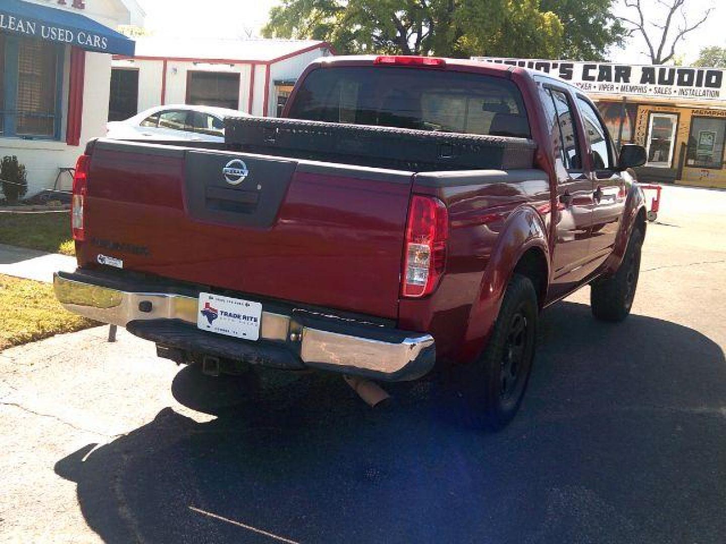 2008 Red Brawn /Beige Cloth Interior Nissan Frontier SE Crew Cab 2WD (1N6AD07U38C) with an 4.0L V6 DOHC 24V engine, 5-Speed Automatic transmission, located at 116 N. Frazier Street, Conroe, TX, 77301, (936) 647-0690, 30.308662, -95.460480 - Photo#5