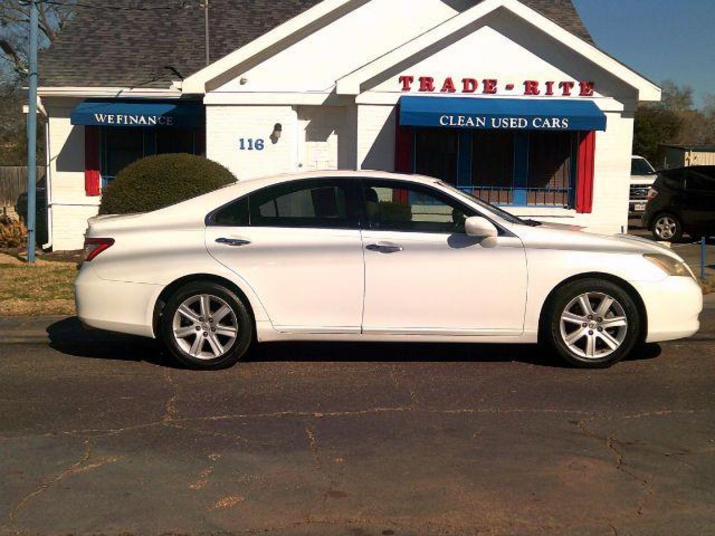 2009 White Lexus ES 350 Sedan (JTHBJ46G292) with an 3.5L V6 DOHC 24V engine, 6-Speed Automatic transmission, located at 116 N. Frazier Street, Conroe, TX, 77301, (936) 647-0690, 30.308662, -95.460480 - Photo#0