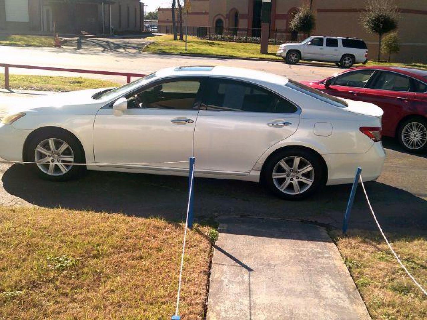 2009 White Lexus ES 350 Sedan (JTHBJ46G292) with an 3.5L V6 DOHC 24V engine, 6-Speed Automatic transmission, located at 116 N. Frazier Street, Conroe, TX, 77301, (936) 647-0690, 30.308662, -95.460480 - Photo#3