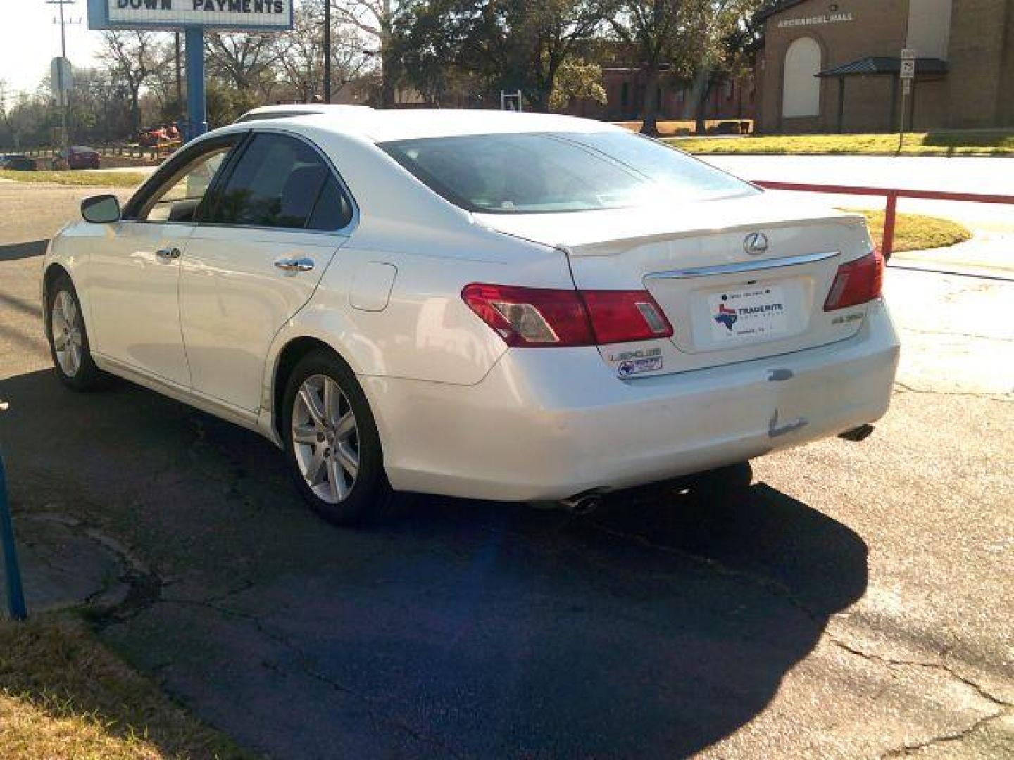 2009 White Lexus ES 350 Sedan (JTHBJ46G292) with an 3.5L V6 DOHC 24V engine, 6-Speed Automatic transmission, located at 116 N. Frazier Street, Conroe, TX, 77301, (936) 647-0690, 30.308662, -95.460480 - Photo#4