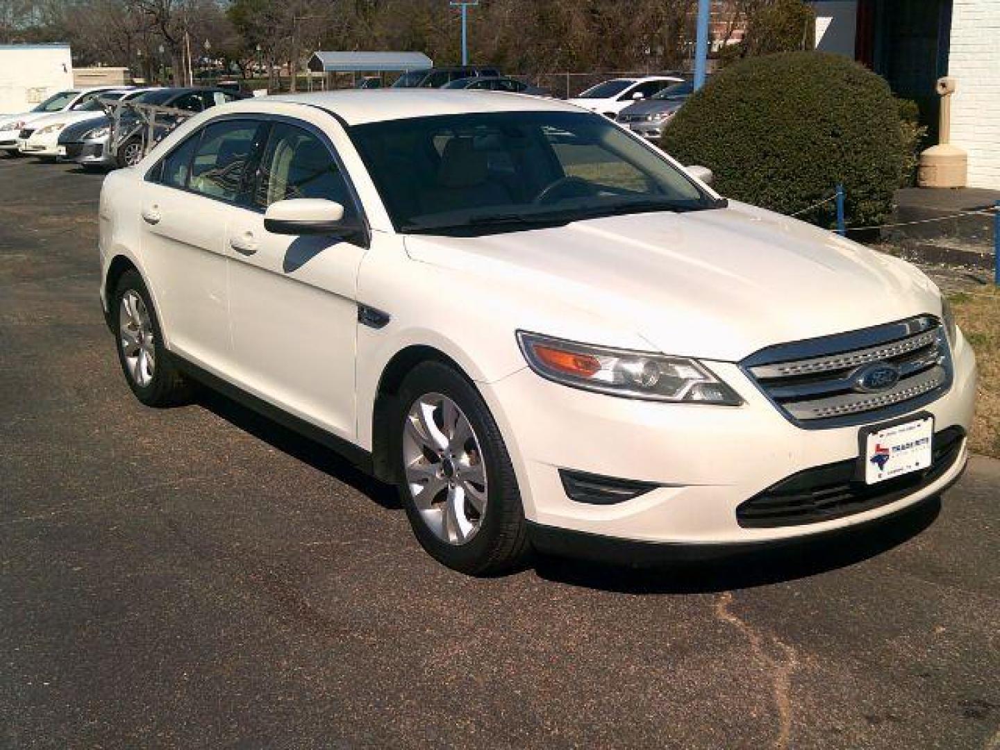 2011 White Platinum Metallic /Light Stone Leather Interior Ford Taurus SEL FWD (1FAHP2EW7BG) with an 3.5L V6 DOHC 24V engine, 6-Speed Automatic transmission, located at 116 N. Frazier Street, Conroe, TX, 77301, (936) 647-0690, 30.308662, -95.460480 - Photo#1