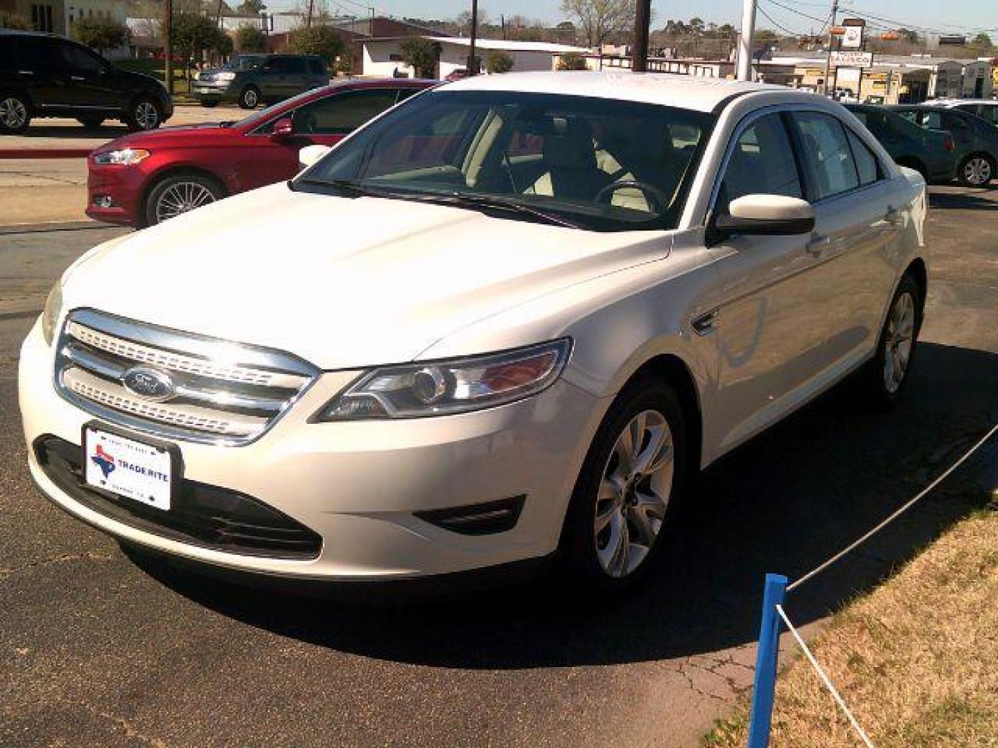 2011 White Platinum Metallic /Light Stone Leather Interior Ford Taurus SEL FWD (1FAHP2EW7BG) with an 3.5L V6 DOHC 24V engine, 6-Speed Automatic transmission, located at 116 N. Frazier Street, Conroe, TX, 77301, (936) 647-0690, 30.308662, -95.460480 - Photo#2