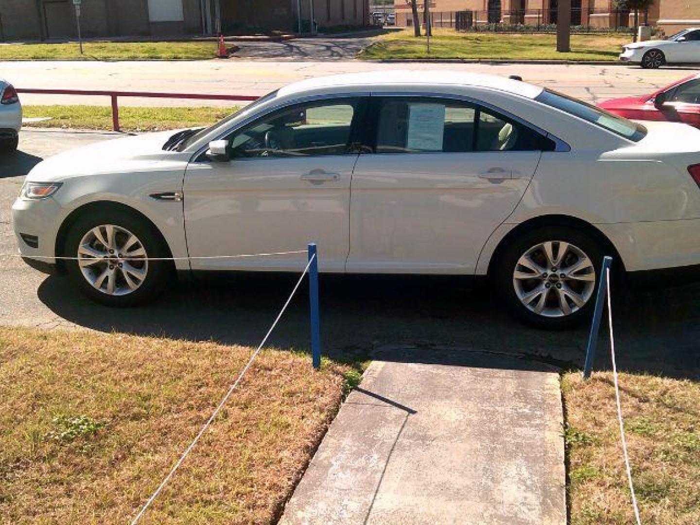 2011 White Platinum Metallic /Light Stone Leather Interior Ford Taurus SEL FWD (1FAHP2EW7BG) with an 3.5L V6 DOHC 24V engine, 6-Speed Automatic transmission, located at 116 N. Frazier Street, Conroe, TX, 77301, (936) 647-0690, 30.308662, -95.460480 - Photo#3