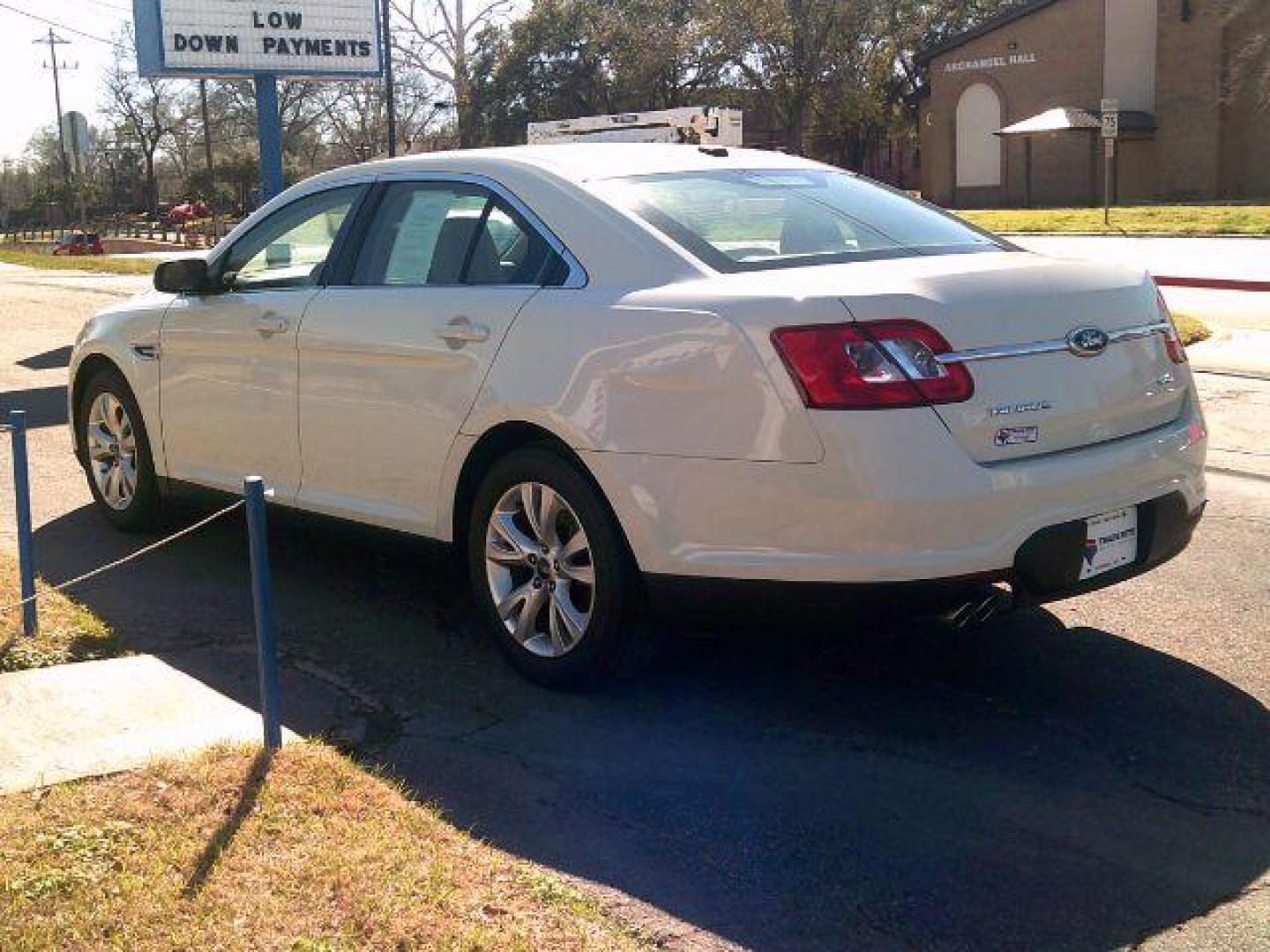 2011 White Platinum Metallic /Light Stone Leather Interior Ford Taurus SEL FWD (1FAHP2EW7BG) with an 3.5L V6 DOHC 24V engine, 6-Speed Automatic transmission, located at 116 N. Frazier Street, Conroe, TX, 77301, (936) 647-0690, 30.308662, -95.460480 - Photo#4