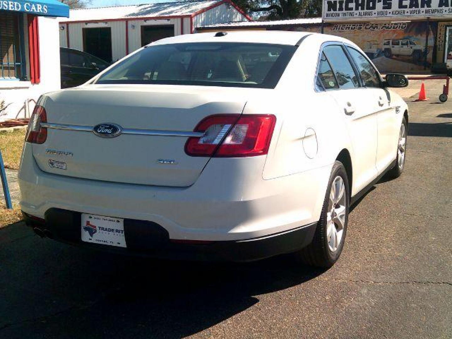 2011 White Platinum Metallic /Light Stone Leather Interior Ford Taurus SEL FWD (1FAHP2EW7BG) with an 3.5L V6 DOHC 24V engine, 6-Speed Automatic transmission, located at 116 N. Frazier Street, Conroe, TX, 77301, (936) 647-0690, 30.308662, -95.460480 - Photo#5