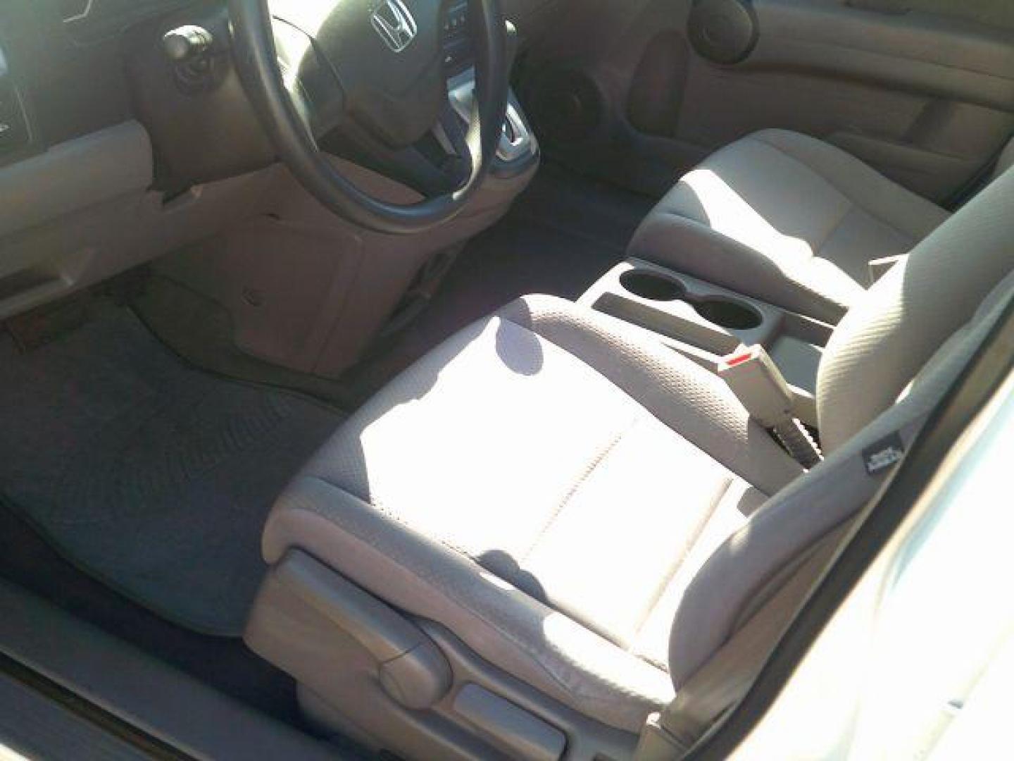 2008 Taffeta White /Black Cloth Interior Honda CR-V LX 2WD AT (3CZRE38368G) with an 2.4L L4 DOHC 16V engine, 5-Speed Automatic transmission, located at 116 N. Frazier Street, Conroe, TX, 77301, (936) 647-0690, 30.308662, -95.460480 - Photo#6