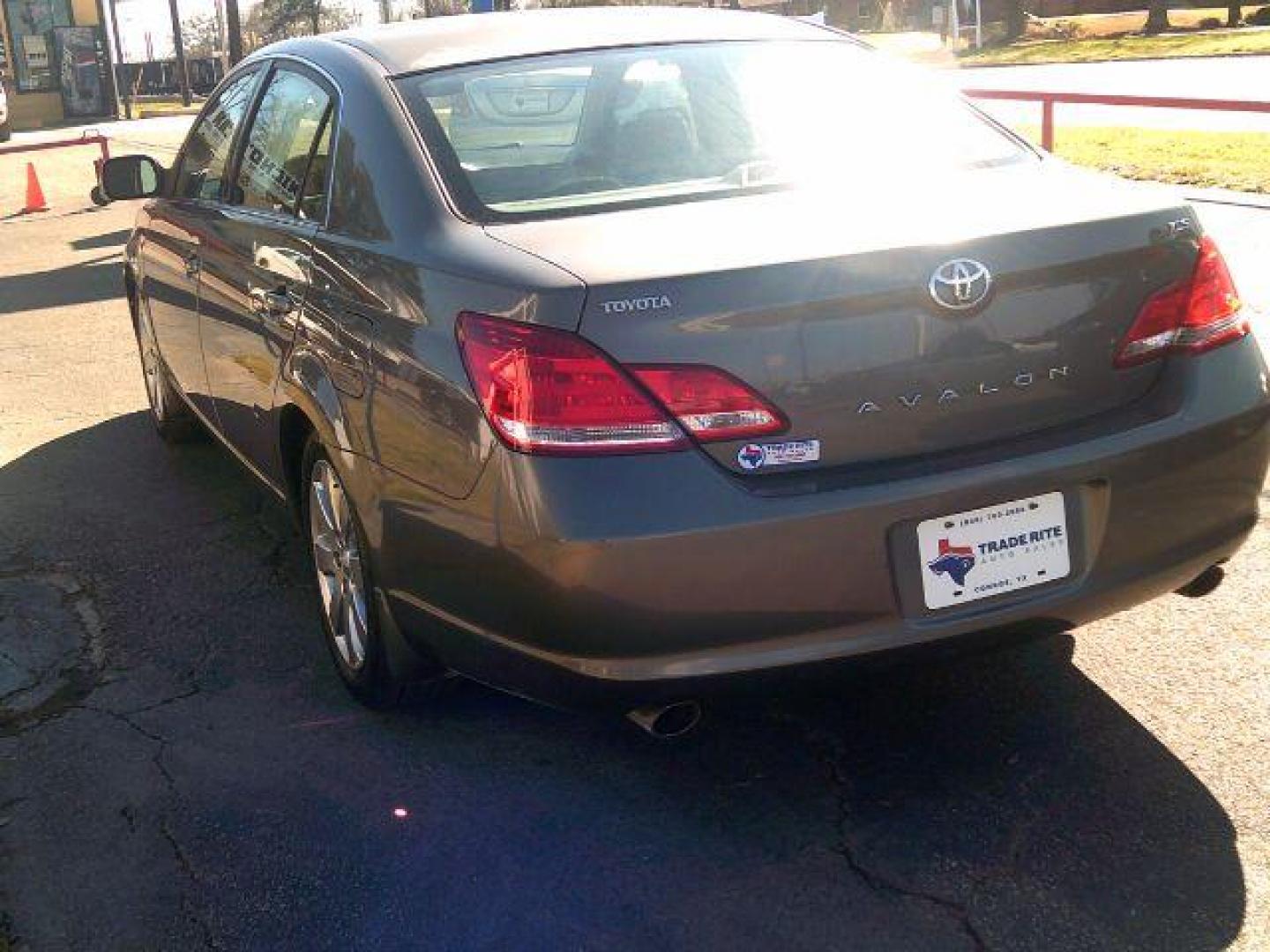 2007 Titanium Metallic /Graphite Leather Interior Toyota Avalon XLS (4T1BK36B17U) with an 3.5L V6 DOHC 24V engine, 5-Speed Automatic transmission, located at 116 N. Frazier Street, Conroe, TX, 77301, (936) 647-0690, 30.308662, -95.460480 - Photo#4