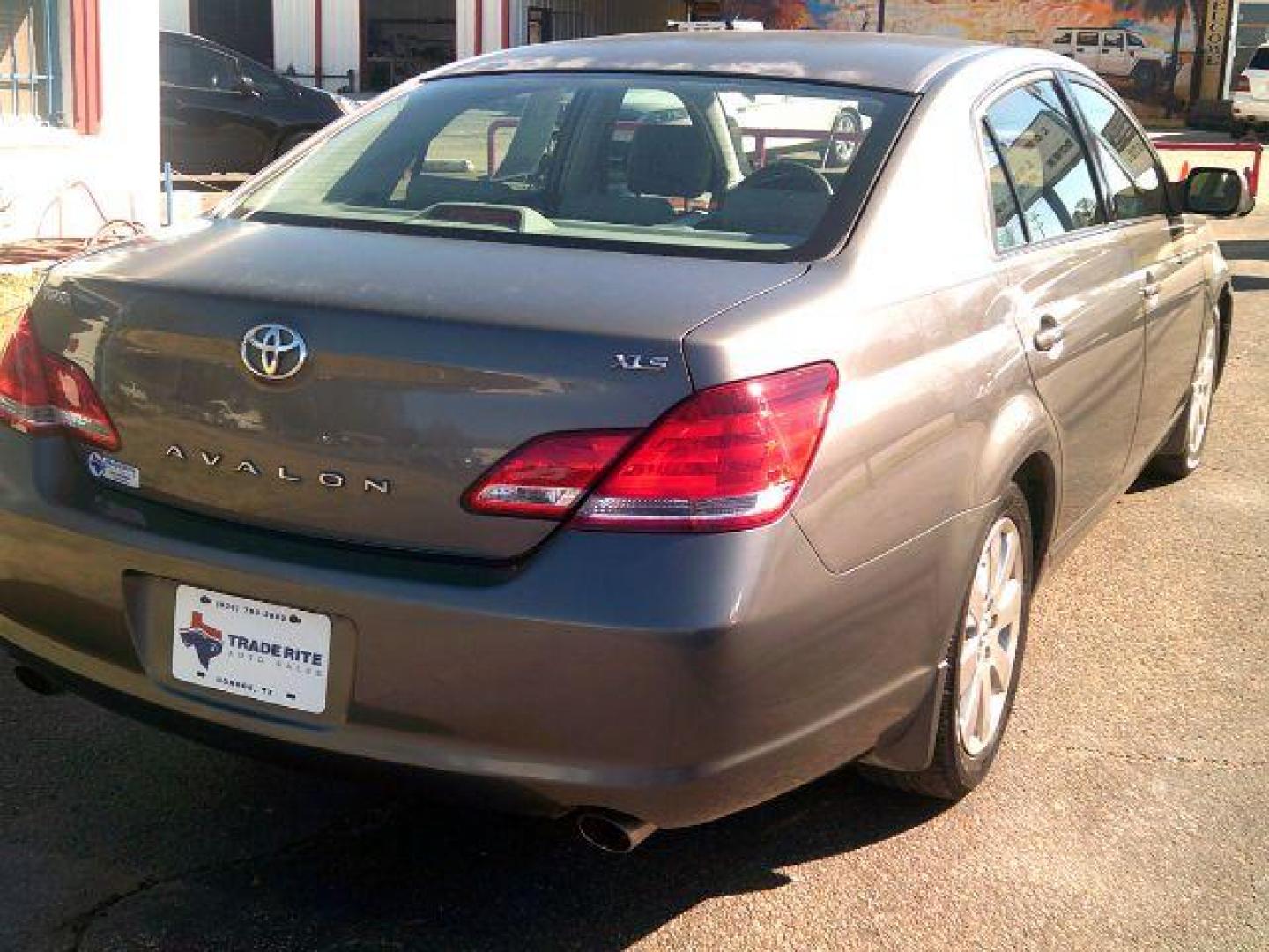 2007 Titanium Metallic /Graphite Leather Interior Toyota Avalon XLS (4T1BK36B17U) with an 3.5L V6 DOHC 24V engine, 5-Speed Automatic transmission, located at 116 N. Frazier Street, Conroe, TX, 77301, (936) 647-0690, 30.308662, -95.460480 - Photo#5