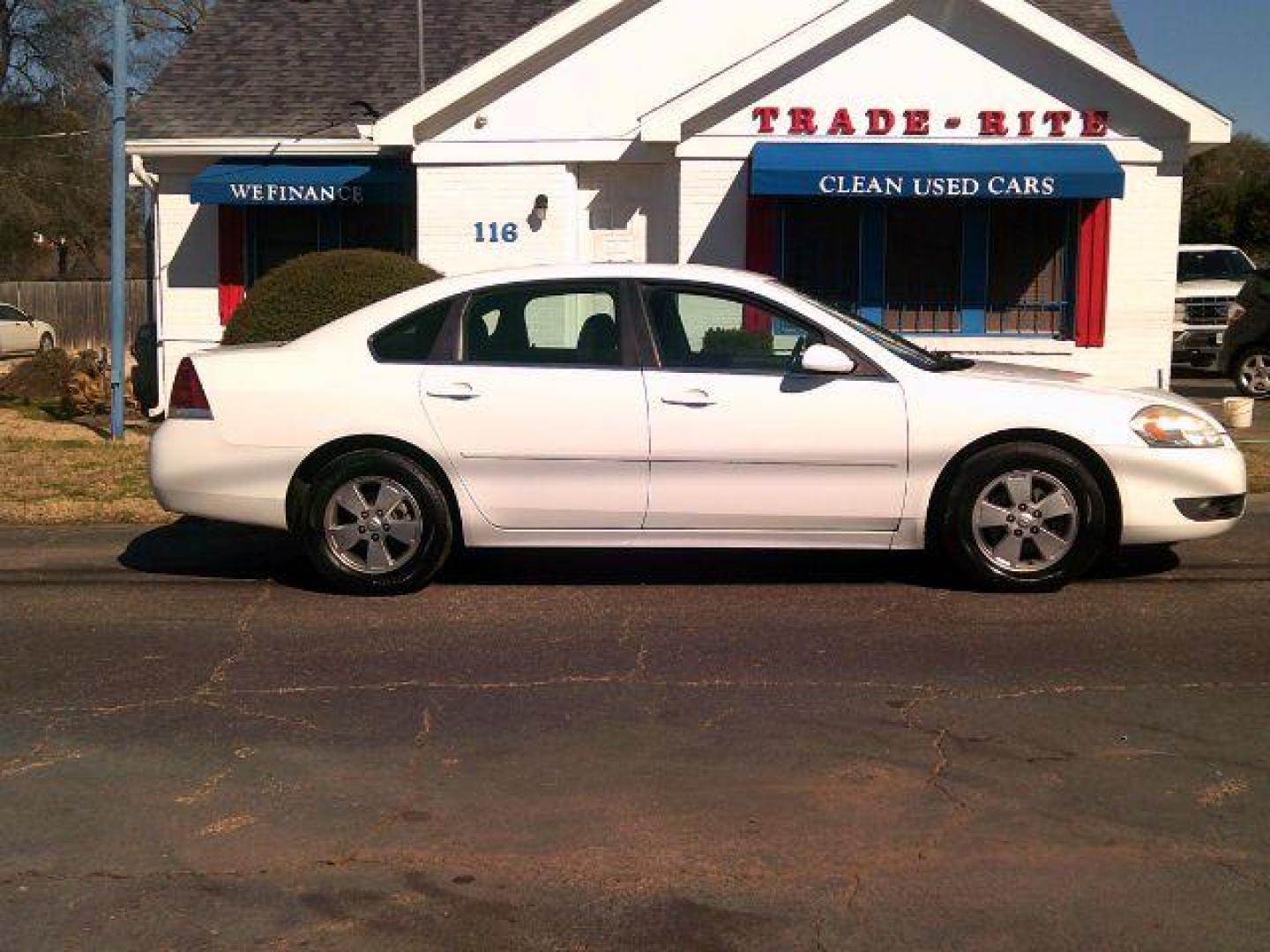 2011 Summit White /Ebony Cloth Interior Chevrolet Impala LT (2G1WG5EK5B1) with an 3.5L V6 OHV 16V FFV engine, 4-Speed Automatic transmission, located at 116 N. Frazier Street, Conroe, TX, 77301, (936) 647-0690, 30.308662, -95.460480 - Photo#0