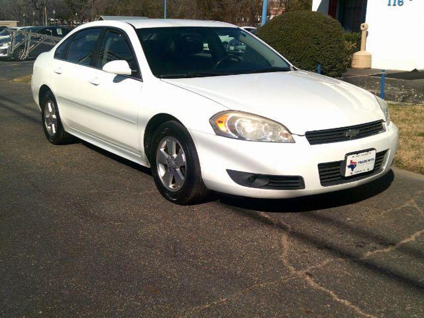 2011 Summit White /Ebony Cloth Interior Chevrolet Impala LT (2G1WG5EK5B1) with an 3.5L V6 OHV 16V FFV engine, 4-Speed Automatic transmission, located at 116 N. Frazier Street, Conroe, TX, 77301, (936) 647-0690, 30.308662, -95.460480 - Photo#1