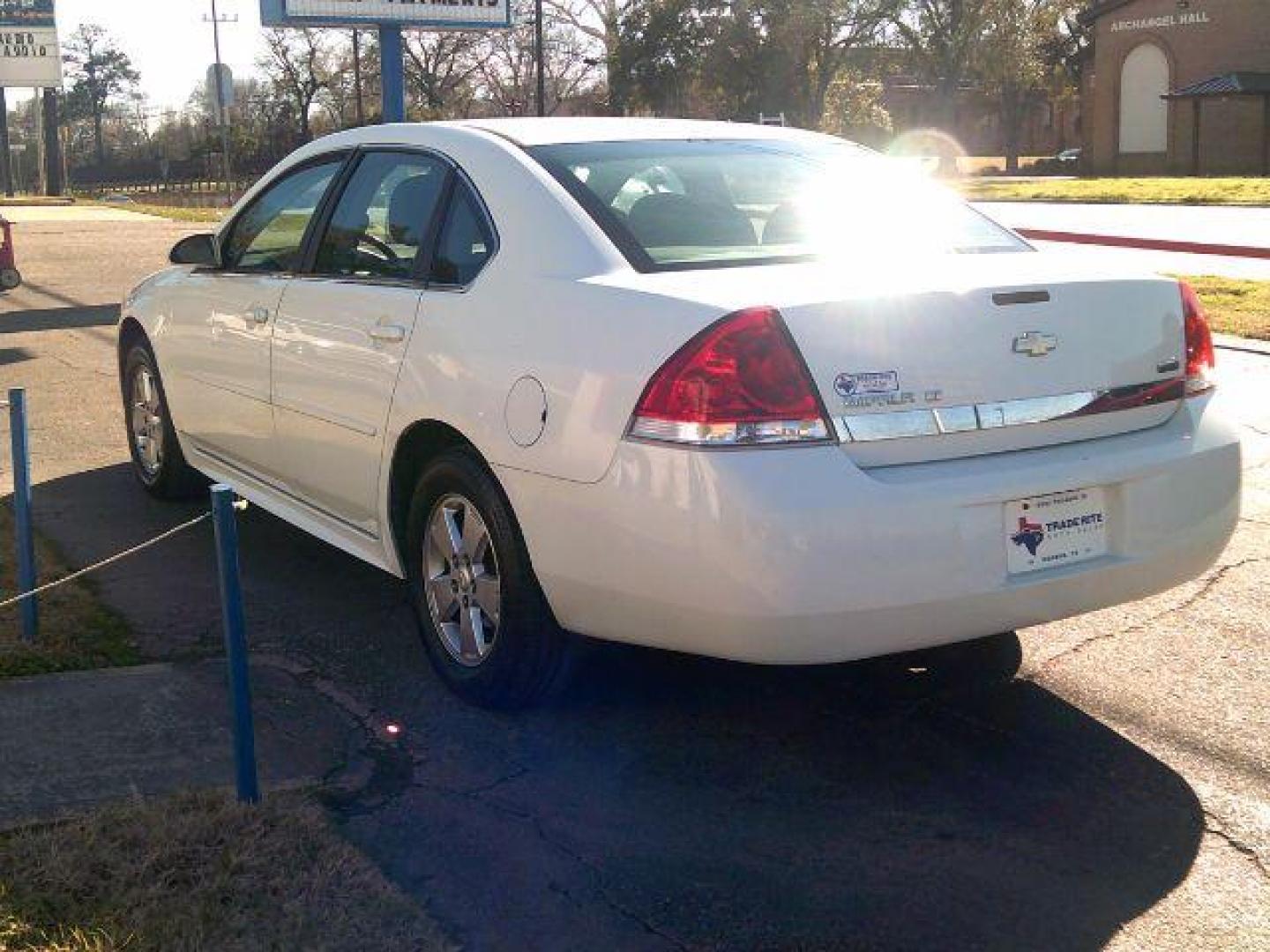 2011 Summit White /Ebony Cloth Interior Chevrolet Impala LT (2G1WG5EK5B1) with an 3.5L V6 OHV 16V FFV engine, 4-Speed Automatic transmission, located at 116 N. Frazier Street, Conroe, TX, 77301, (936) 647-0690, 30.308662, -95.460480 - Photo#4