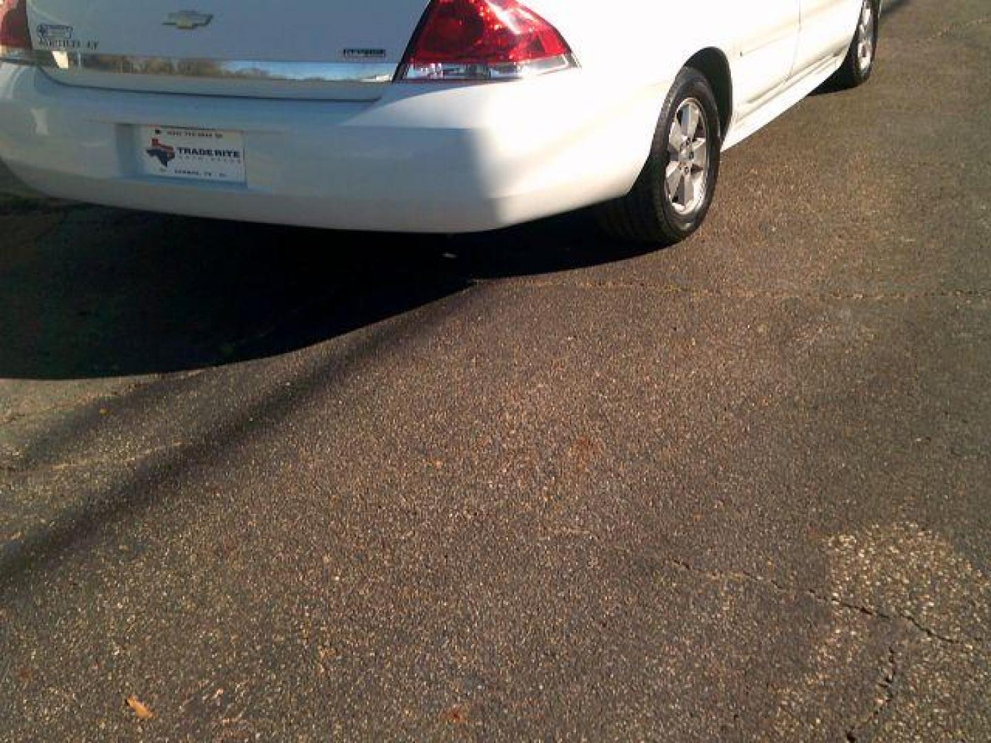 2011 Summit White /Ebony Cloth Interior Chevrolet Impala LT (2G1WG5EK5B1) with an 3.5L V6 OHV 16V FFV engine, 4-Speed Automatic transmission, located at 116 N. Frazier Street, Conroe, TX, 77301, (936) 647-0690, 30.308662, -95.460480 - Photo#5