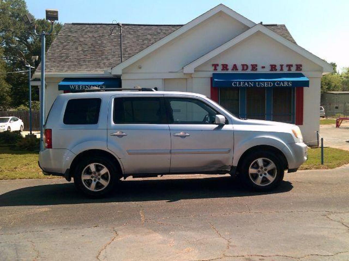 2011 Alabaster Silver Metallic /Black Leather Interior Honda Pilot EX-L 4WD 5-Spd AT (5FNYF4H50BB) with an 3.5L V6 SOHC 24V engine, 5-Speed Automatic transmission, located at 116 N. Frazier Street, Conroe, TX, 77301, (936) 647-0690, 30.308662, -95.460480 - Photo#0