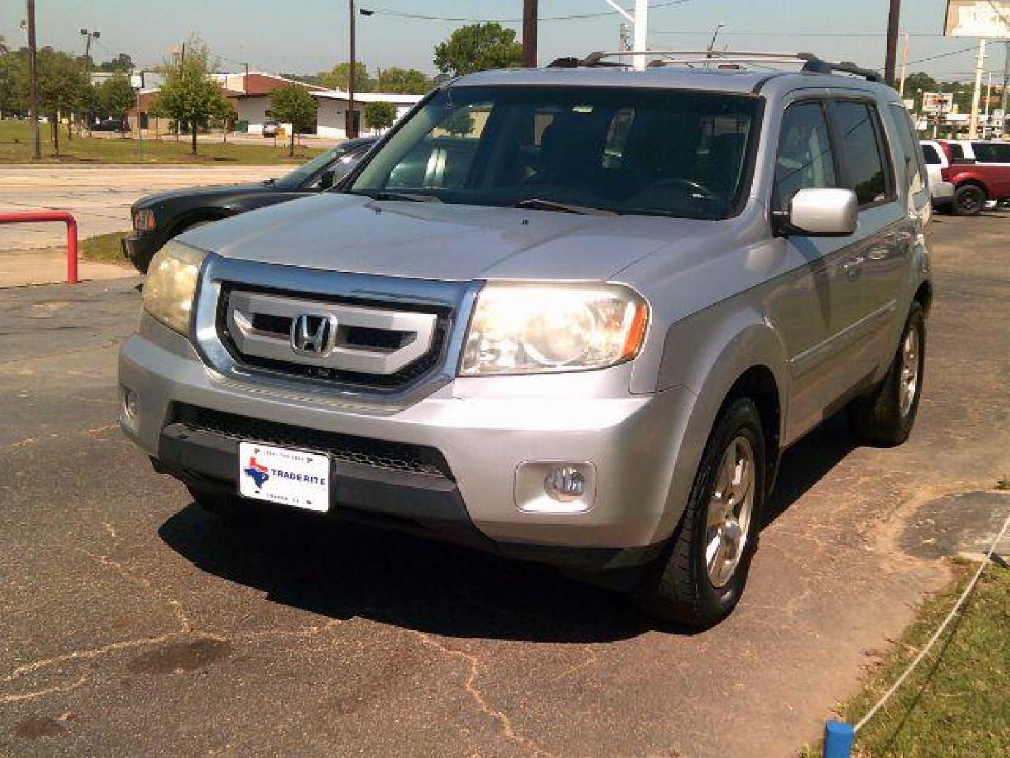 2011 Alabaster Silver Metallic /Black Leather Interior Honda Pilot EX-L 4WD 5-Spd AT (5FNYF4H50BB) with an 3.5L V6 SOHC 24V engine, 5-Speed Automatic transmission, located at 116 N. Frazier Street, Conroe, TX, 77301, (936) 647-0690, 30.308662, -95.460480 - Photo#2