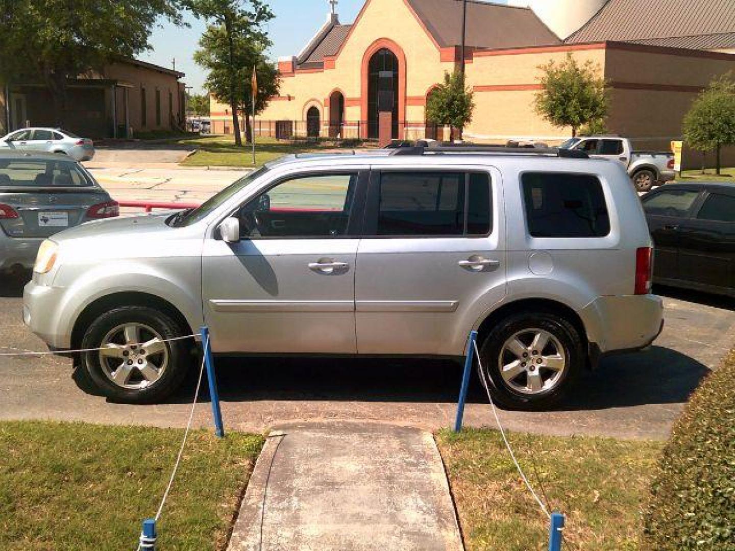 2011 Alabaster Silver Metallic /Black Leather Interior Honda Pilot EX-L 4WD 5-Spd AT (5FNYF4H50BB) with an 3.5L V6 SOHC 24V engine, 5-Speed Automatic transmission, located at 116 N. Frazier Street, Conroe, TX, 77301, (936) 647-0690, 30.308662, -95.460480 - Photo#3