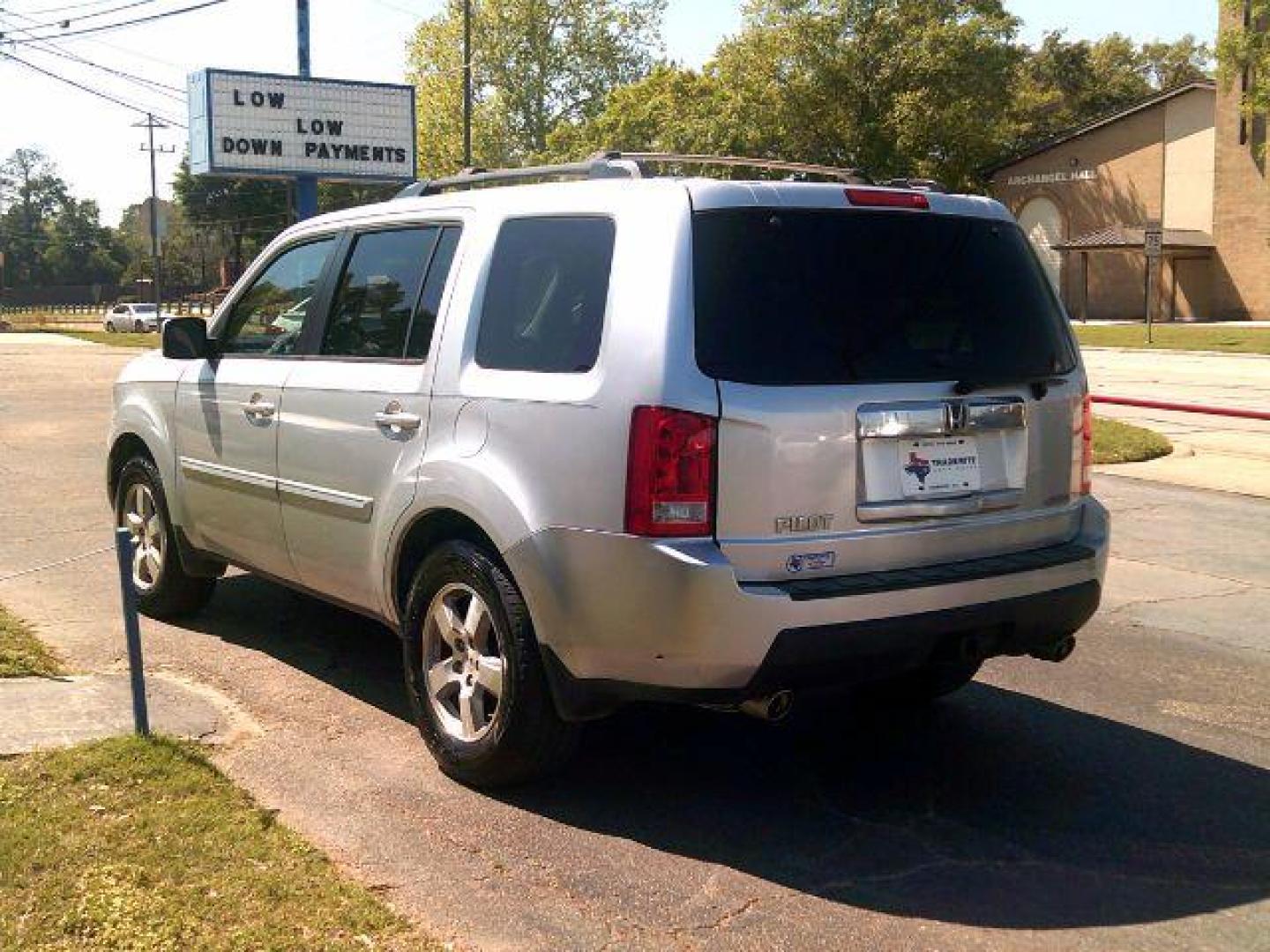 2011 Alabaster Silver Metallic /Black Leather Interior Honda Pilot EX-L 4WD 5-Spd AT (5FNYF4H50BB) with an 3.5L V6 SOHC 24V engine, 5-Speed Automatic transmission, located at 116 N. Frazier Street, Conroe, TX, 77301, (936) 647-0690, 30.308662, -95.460480 - Photo#4