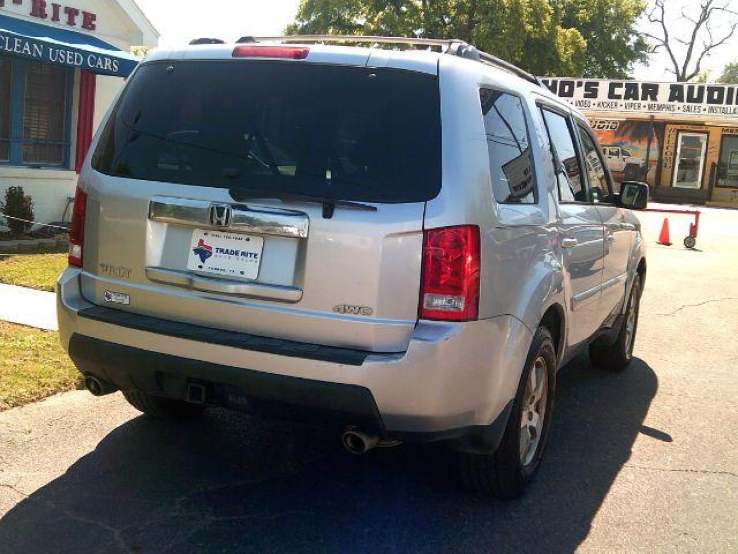 2011 Alabaster Silver Metallic /Black Leather Interior Honda Pilot EX-L 4WD 5-Spd AT (5FNYF4H50BB) with an 3.5L V6 SOHC 24V engine, 5-Speed Automatic transmission, located at 116 N. Frazier Street, Conroe, TX, 77301, (936) 647-0690, 30.308662, -95.460480 - Photo#5