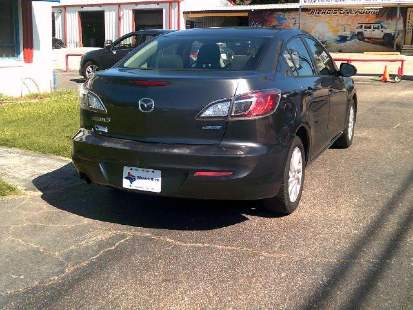 2013 Dolphin Gray Mica /Black Mazda MAZDA3 i Touring AT 4-Door (JM1BL1V7XD1) with an 2.0L L4 DOHC 16V engine, 5-Speed Automatic transmission, located at 116 N. Frazier Street, Conroe, TX, 77301, (936) 647-0690, 30.308662, -95.460480 - Photo#5