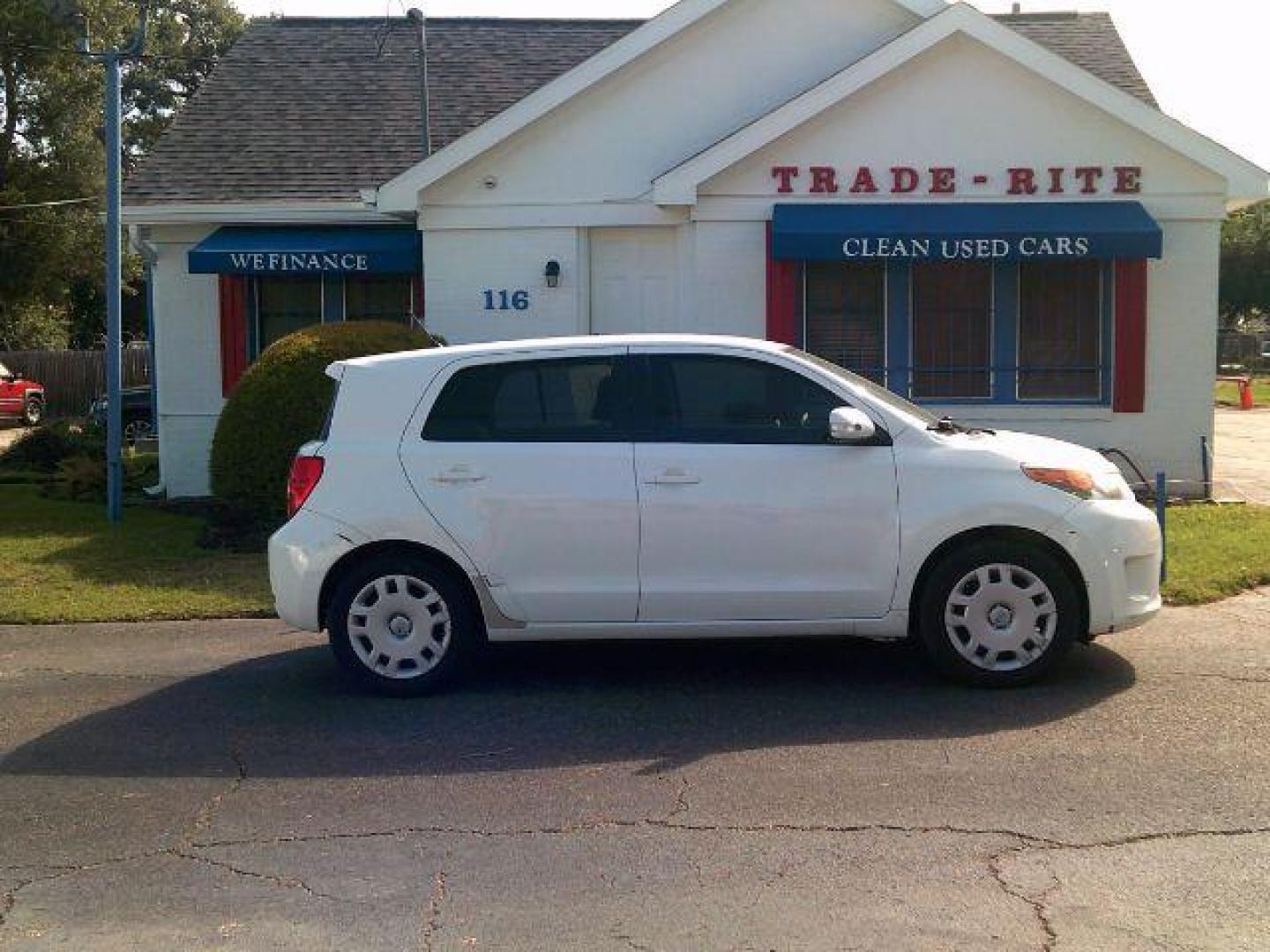 2014 Super White /Dark Charcoal Scion xD 5-Door Hatchback 4-Spd AT (JTKKUPB42E1) with an 1.8L L4 DOHC16V engine, 4-Speed Automatic transmission, located at 116 N. Frazier Street, Conroe, TX, 77301, (936) 647-0690, 30.308662, -95.460480 - Photo#0