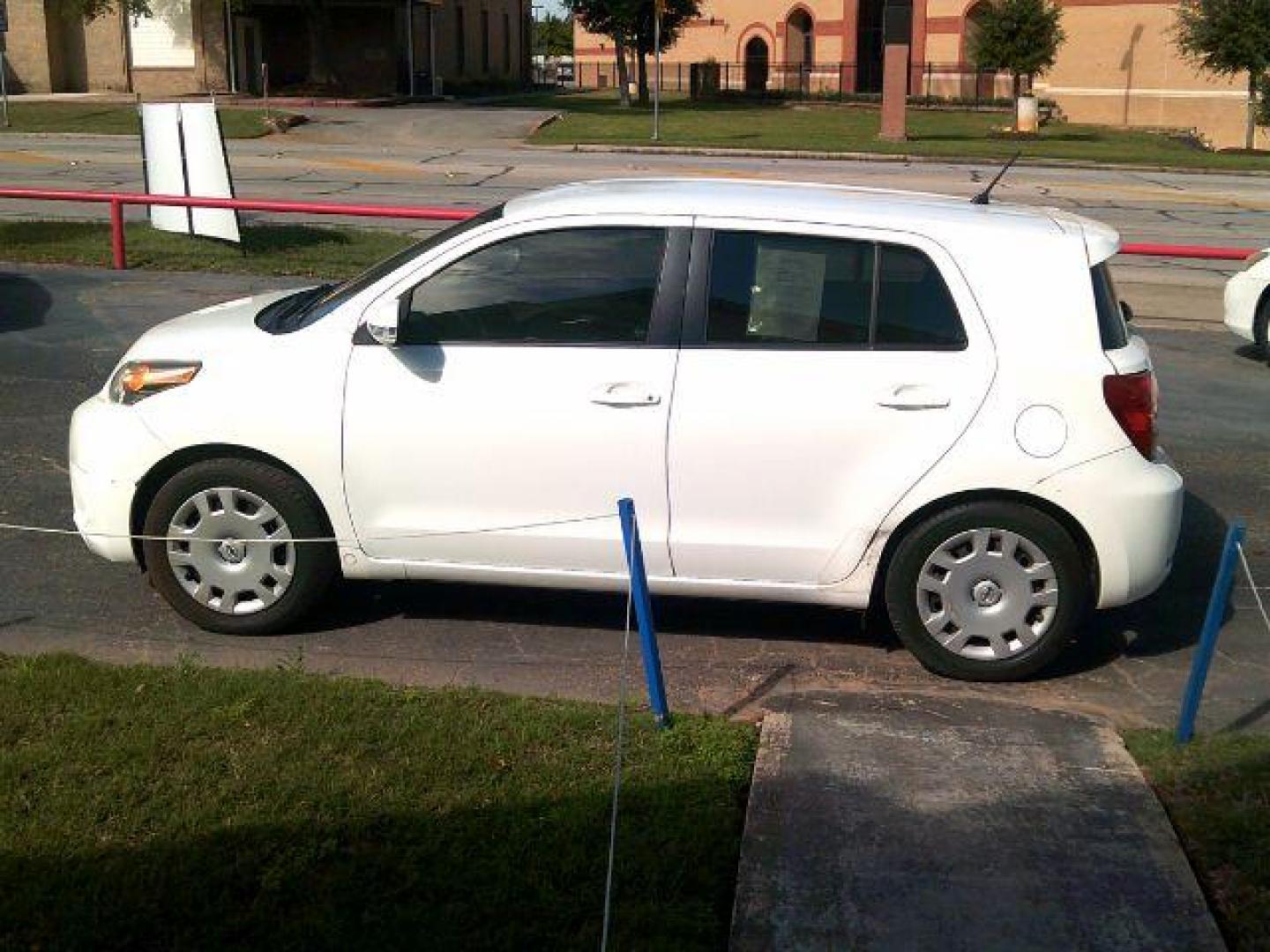 2014 Super White /Dark Charcoal Scion xD 5-Door Hatchback 4-Spd AT (JTKKUPB42E1) with an 1.8L L4 DOHC16V engine, 4-Speed Automatic transmission, located at 116 N. Frazier Street, Conroe, TX, 77301, (936) 647-0690, 30.308662, -95.460480 - Photo#3