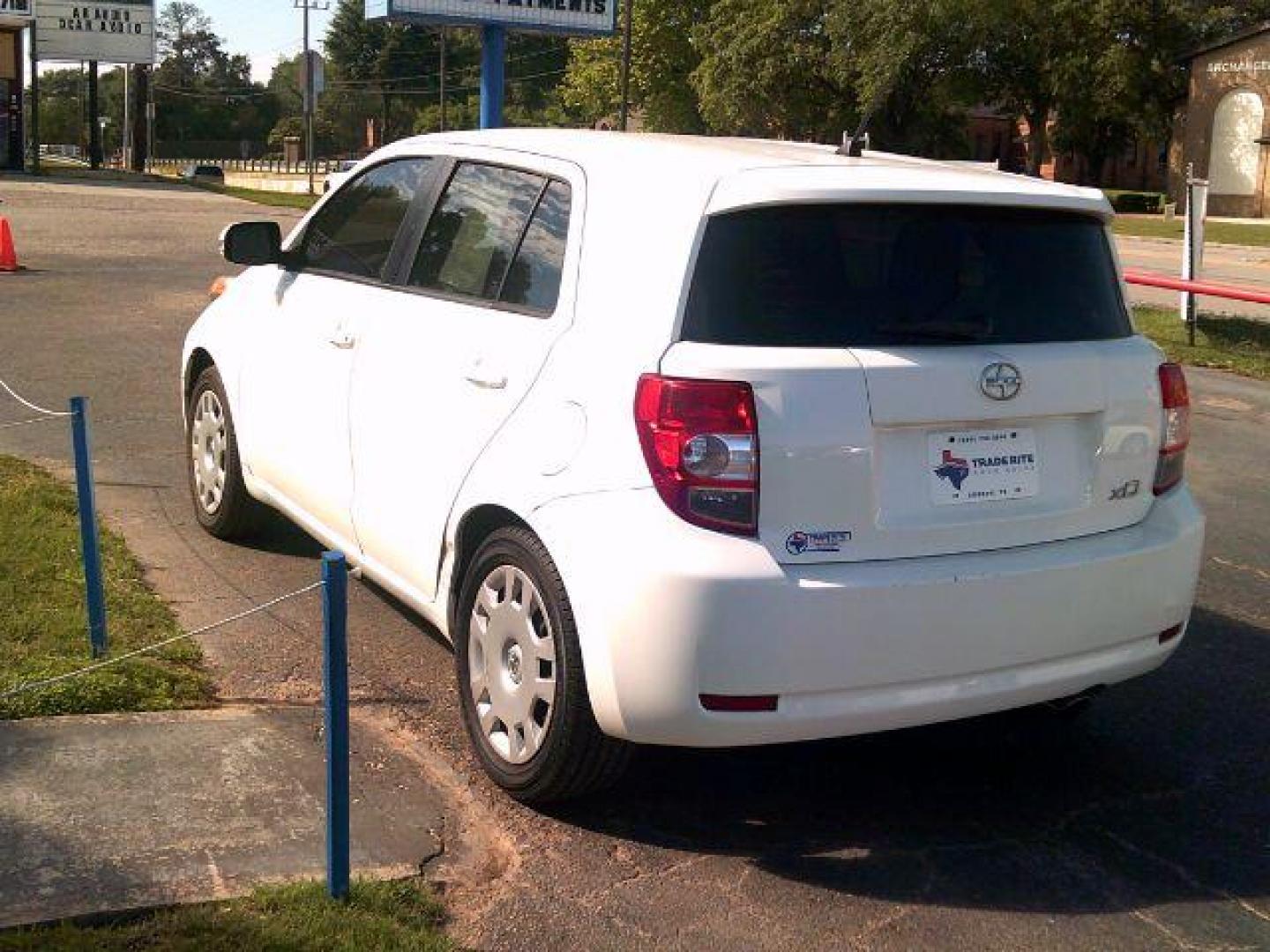 2014 Super White /Dark Charcoal Scion xD 5-Door Hatchback 4-Spd AT (JTKKUPB42E1) with an 1.8L L4 DOHC16V engine, 4-Speed Automatic transmission, located at 116 N. Frazier Street, Conroe, TX, 77301, (936) 647-0690, 30.308662, -95.460480 - Photo#4