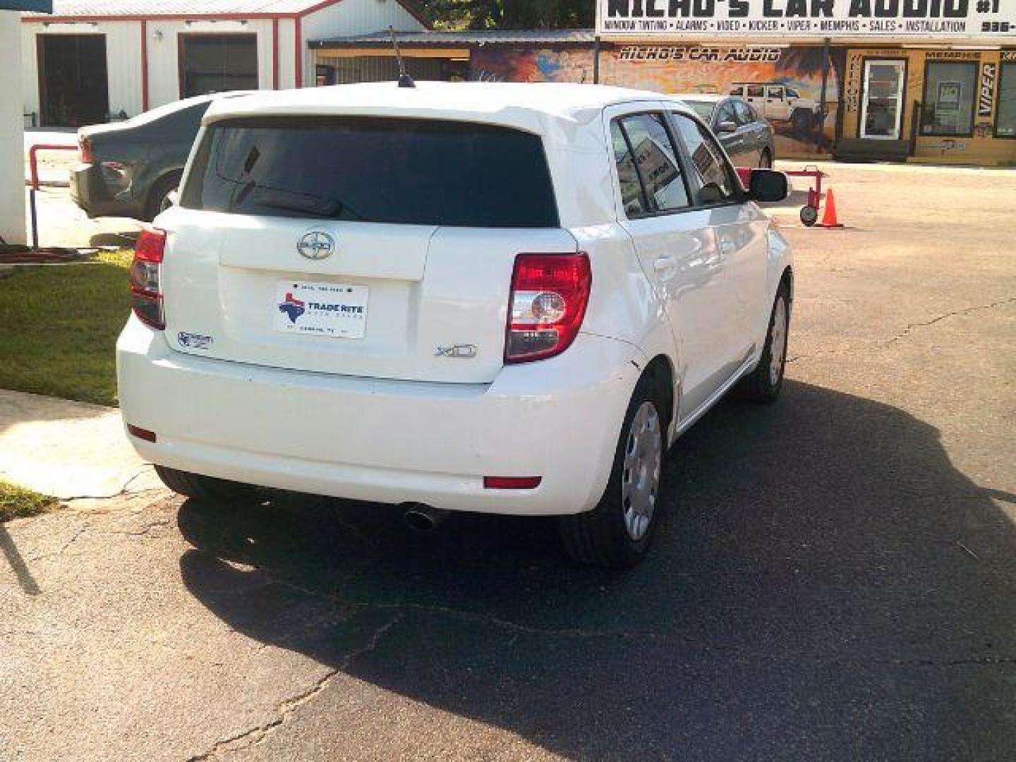 2014 Super White /Dark Charcoal Scion xD 5-Door Hatchback 4-Spd AT (JTKKUPB42E1) with an 1.8L L4 DOHC16V engine, 4-Speed Automatic transmission, located at 116 N. Frazier Street, Conroe, TX, 77301, (936) 647-0690, 30.308662, -95.460480 - Photo#5