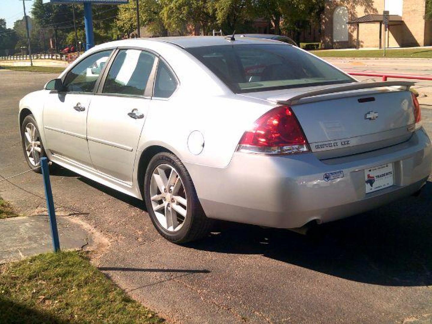 2012 Silver Ice Metallic /Gray Leather Interio Chevrolet Impala LTZ (2G1WC5E31C1) with an 3.6L V6 DOHC 16V FFV engine, 6-Speed Automatic transmission, located at 116 N. Frazier Street, Conroe, TX, 77301, (936) 647-0690, 30.308662, -95.460480 - Photo#4