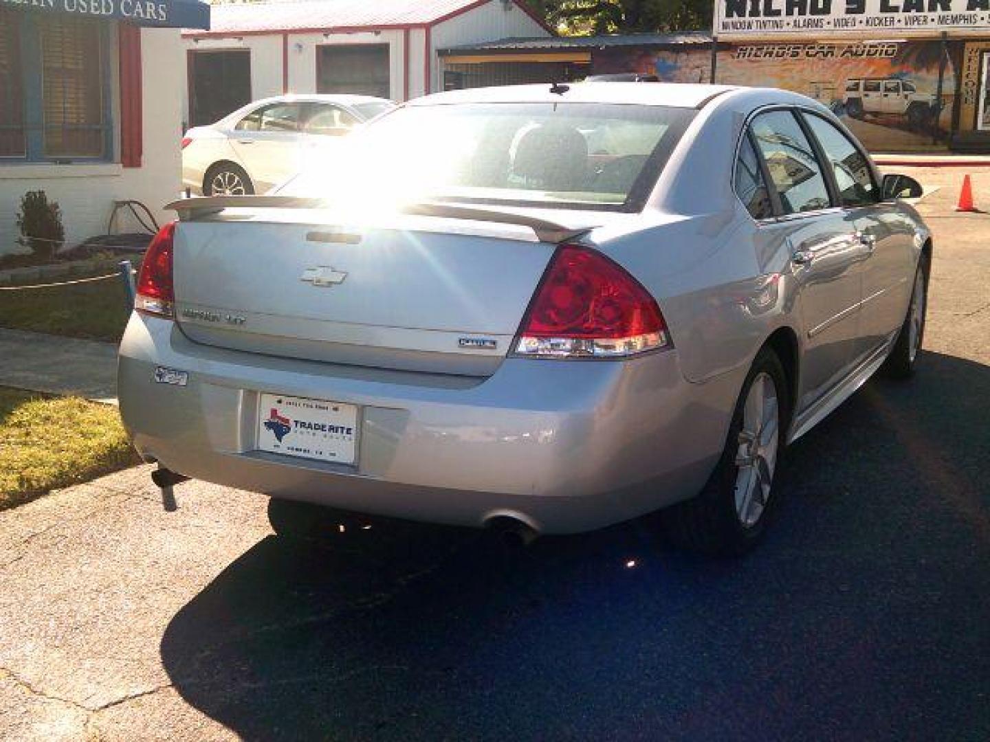 2012 Silver Ice Metallic /Gray Leather Interio Chevrolet Impala LTZ (2G1WC5E31C1) with an 3.6L V6 DOHC 16V FFV engine, 6-Speed Automatic transmission, located at 116 N. Frazier Street, Conroe, TX, 77301, (936) 647-0690, 30.308662, -95.460480 - Photo#5