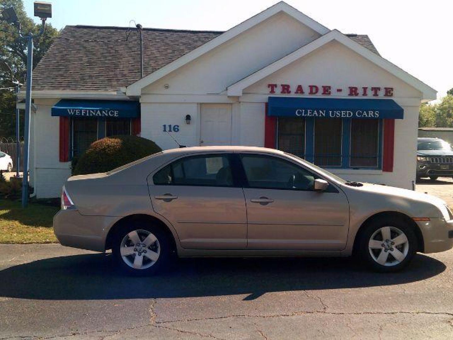 2008 Dune Pearl Metallic Clearcoat Metallic /Camel Cloth Interior Ford Fusion V6 SE (3FAHP07108R) with an 3.0L V6 DOHC 24V engine, located at 116 N. Frazier Street, Conroe, TX, 77301, (936) 647-0690, 30.308662, -95.460480 - Photo#0