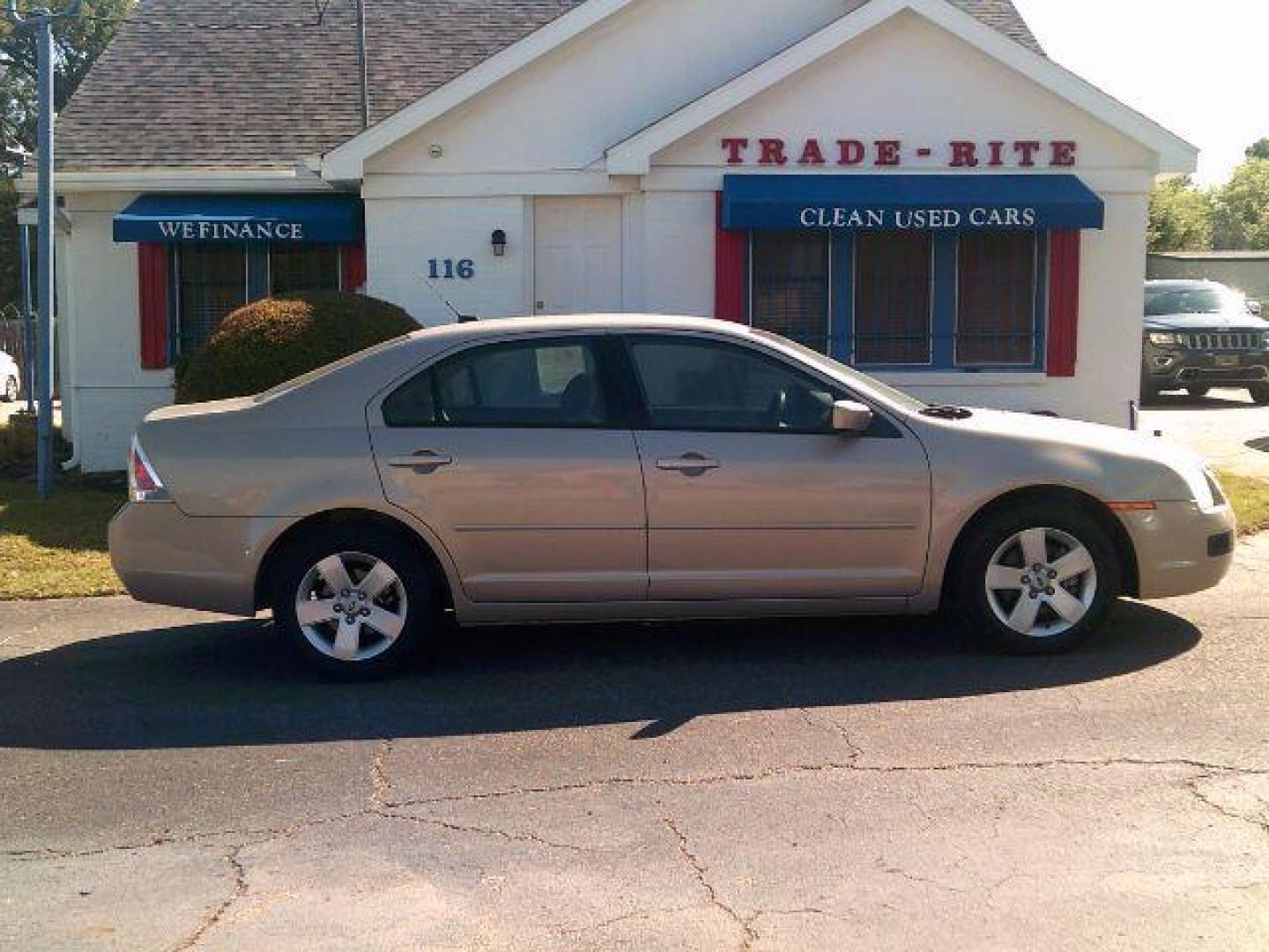 2008 Dune Pearl Metallic Clearcoat Metallic /Camel Cloth Interior Ford Fusion V6 SE (3FAHP07108R) with an 3.0L V6 DOHC 24V engine, located at 116 N. Frazier Street, Conroe, TX, 77301, (936) 647-0690, 30.308662, -95.460480 - Photo#1