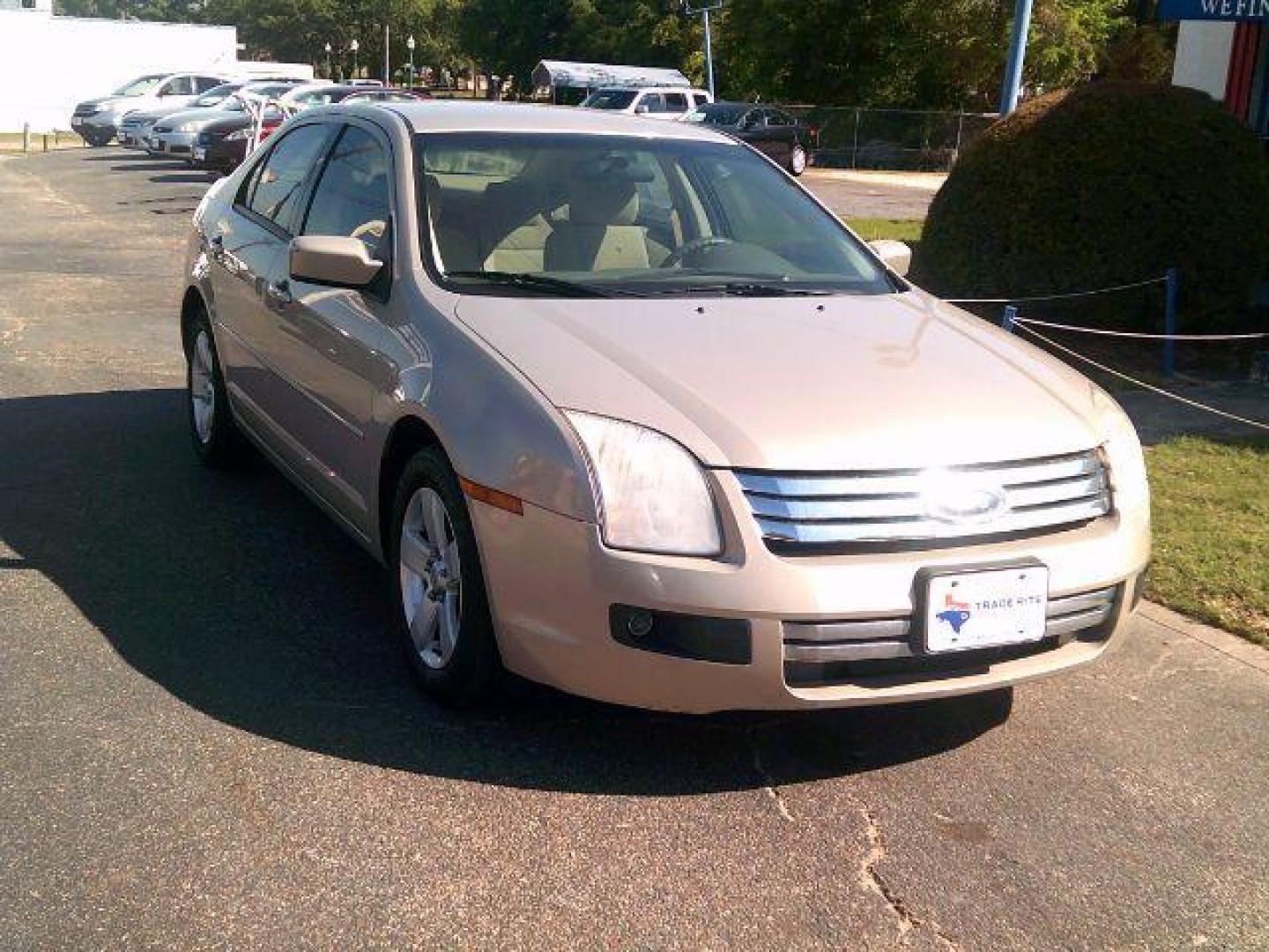 2008 Dune Pearl Metallic Clearcoat Metallic /Camel Cloth Interior Ford Fusion V6 SE (3FAHP07108R) with an 3.0L V6 DOHC 24V engine, located at 116 N. Frazier Street, Conroe, TX, 77301, (936) 647-0690, 30.308662, -95.460480 - Photo#2