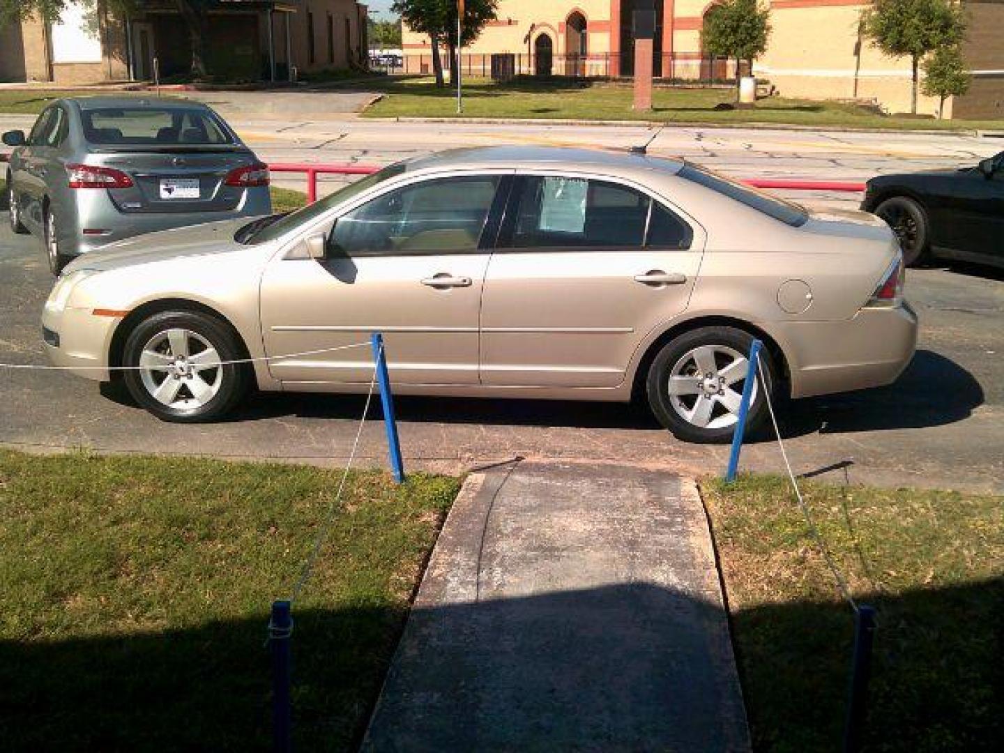 2008 Dune Pearl Metallic Clearcoat Metallic /Camel Cloth Interior Ford Fusion V6 SE (3FAHP07108R) with an 3.0L V6 DOHC 24V engine, located at 116 N. Frazier Street, Conroe, TX, 77301, (936) 647-0690, 30.308662, -95.460480 - Photo#4