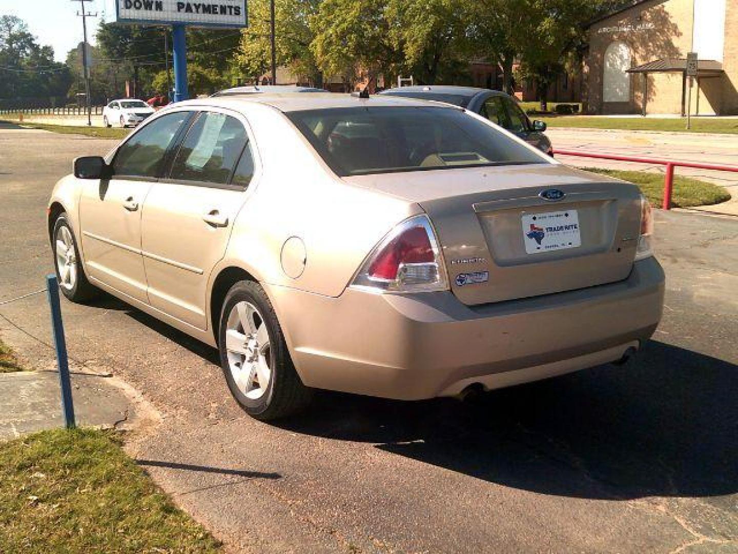 2008 Dune Pearl Metallic Clearcoat Metallic /Camel Cloth Interior Ford Fusion V6 SE (3FAHP07108R) with an 3.0L V6 DOHC 24V engine, located at 116 N. Frazier Street, Conroe, TX, 77301, (936) 647-0690, 30.308662, -95.460480 - Photo#5