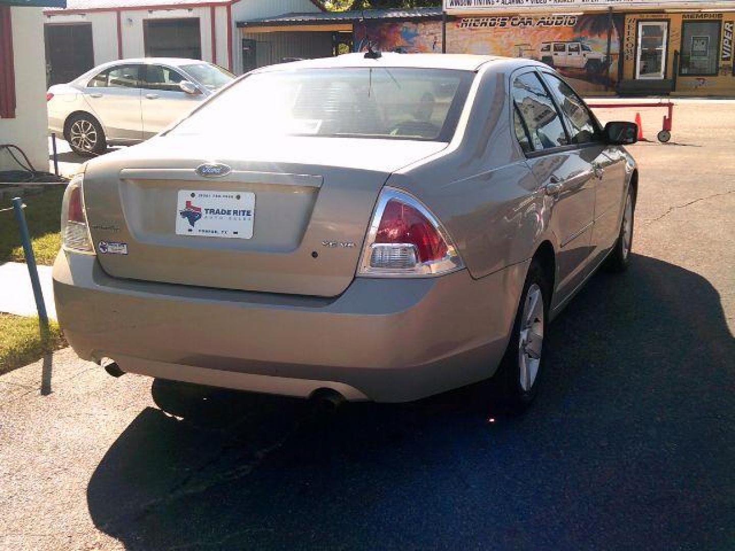 2008 Dune Pearl Metallic Clearcoat Metallic /Camel Cloth Interior Ford Fusion V6 SE (3FAHP07108R) with an 3.0L V6 DOHC 24V engine, located at 116 N. Frazier Street, Conroe, TX, 77301, (936) 647-0690, 30.308662, -95.460480 - Photo#6