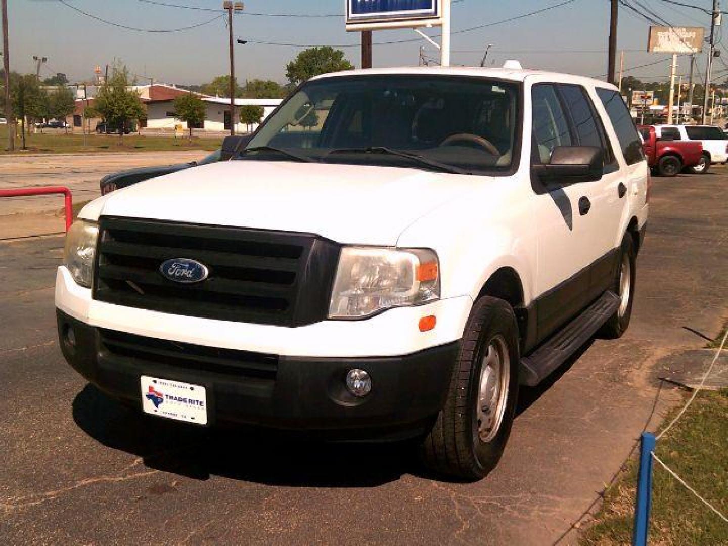 2010 Oxford White /Camel Leather Interior Ford Expedition XLT 2WD (1FMJU1F55AE) with an 5.4L V8 SOHC 16V FFV engine, 6-Speed Automatic transmission, located at 116 N. Frazier Street, Conroe, TX, 77301, (936) 647-0690, 30.308662, -95.460480 - Photo#2